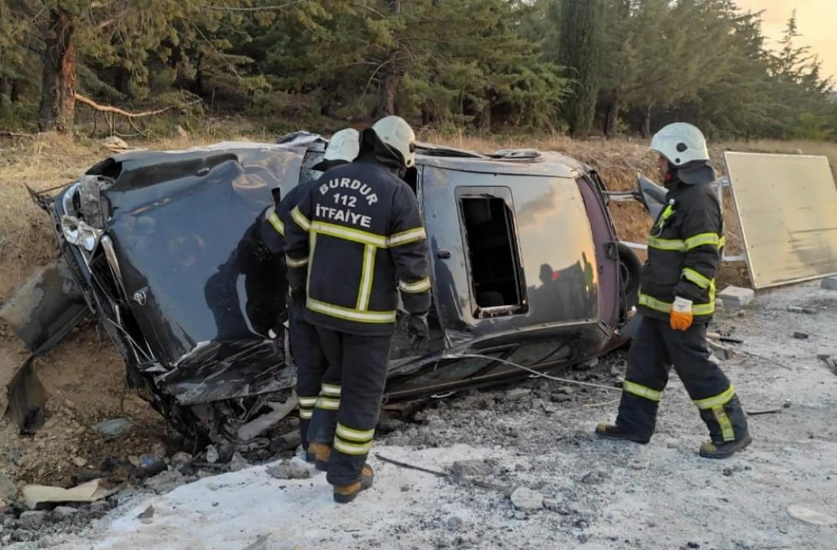 Burdur-Fethiye Karayolu'nda Otomobil Otobüs Durağına Çarptı: 2 Yaralı