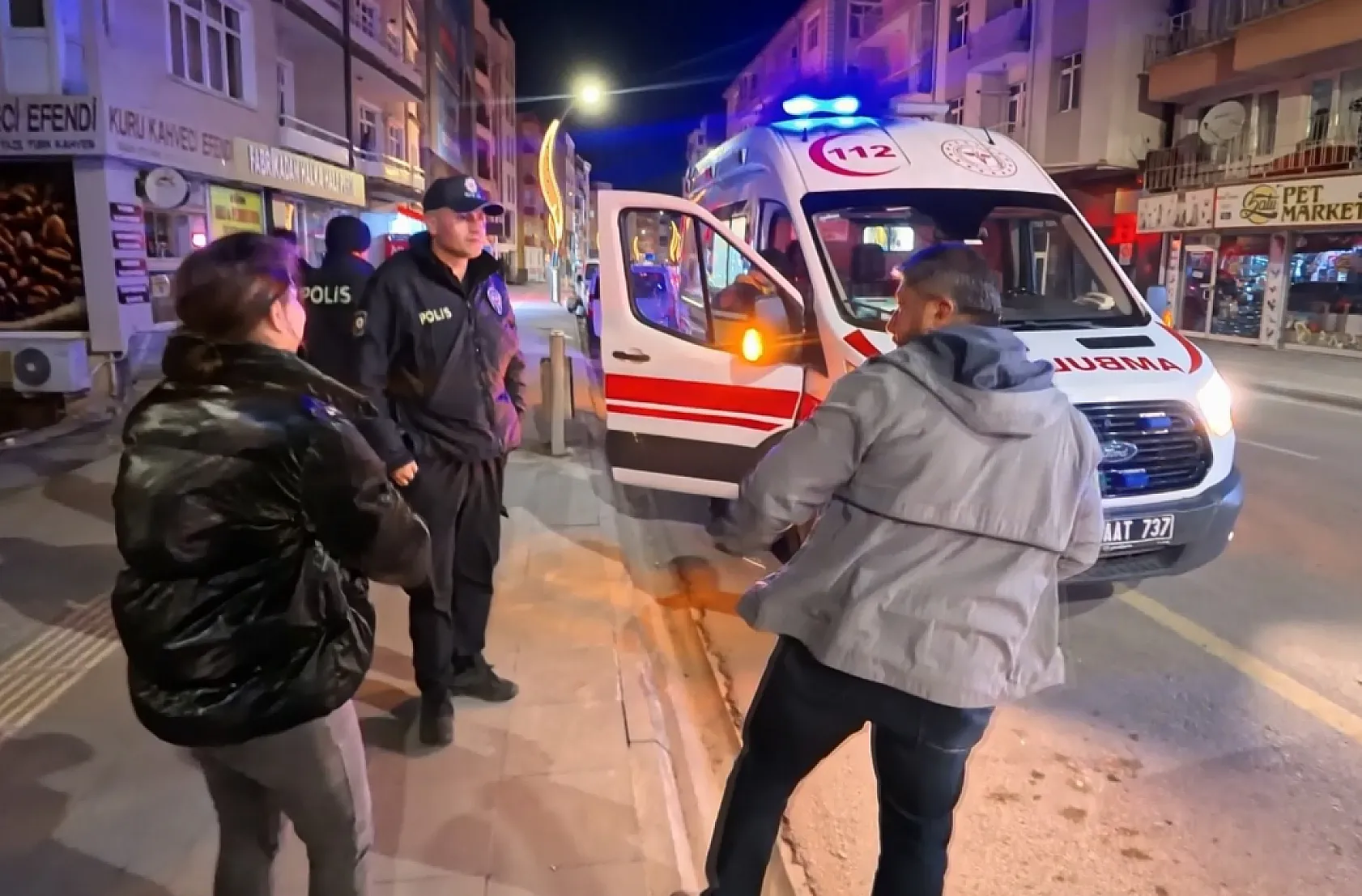 Erkek arkadaşının görüştüğü kadını bıçakladı