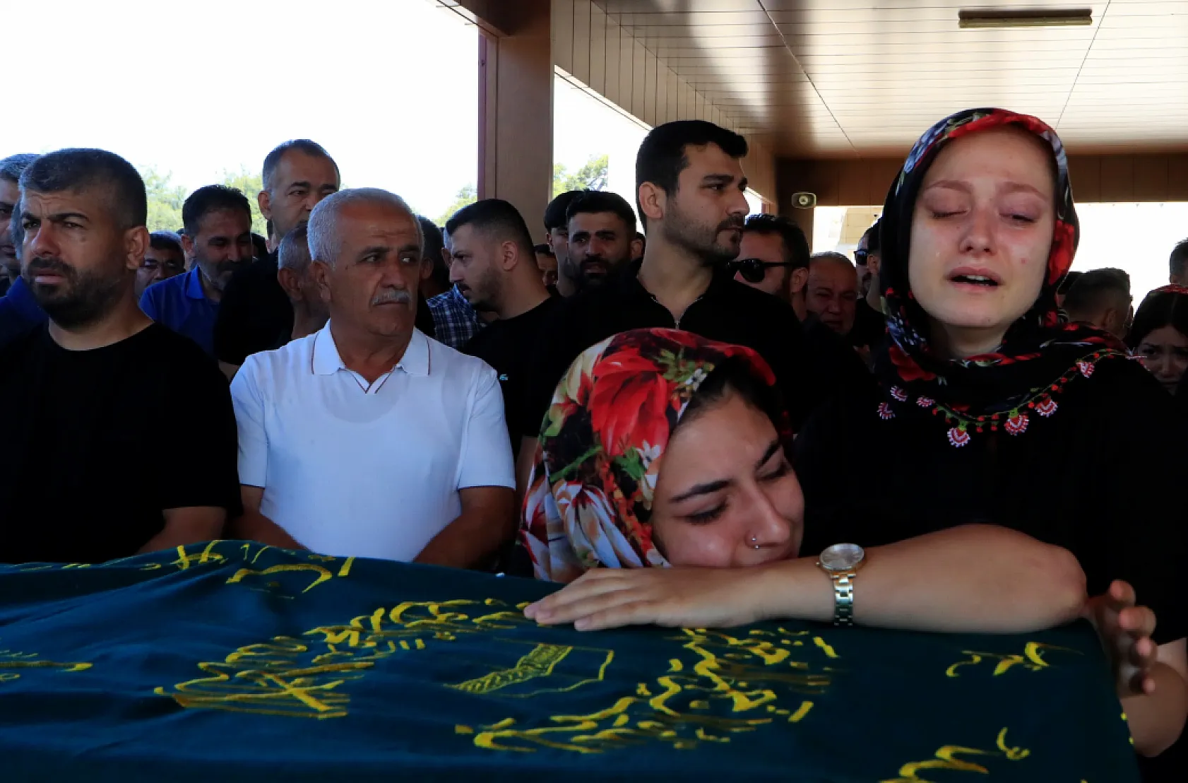 Bir mezarda iki acı: Baba ve 9 aylık oğlu aynı mezarda yan yana toprağa verildi