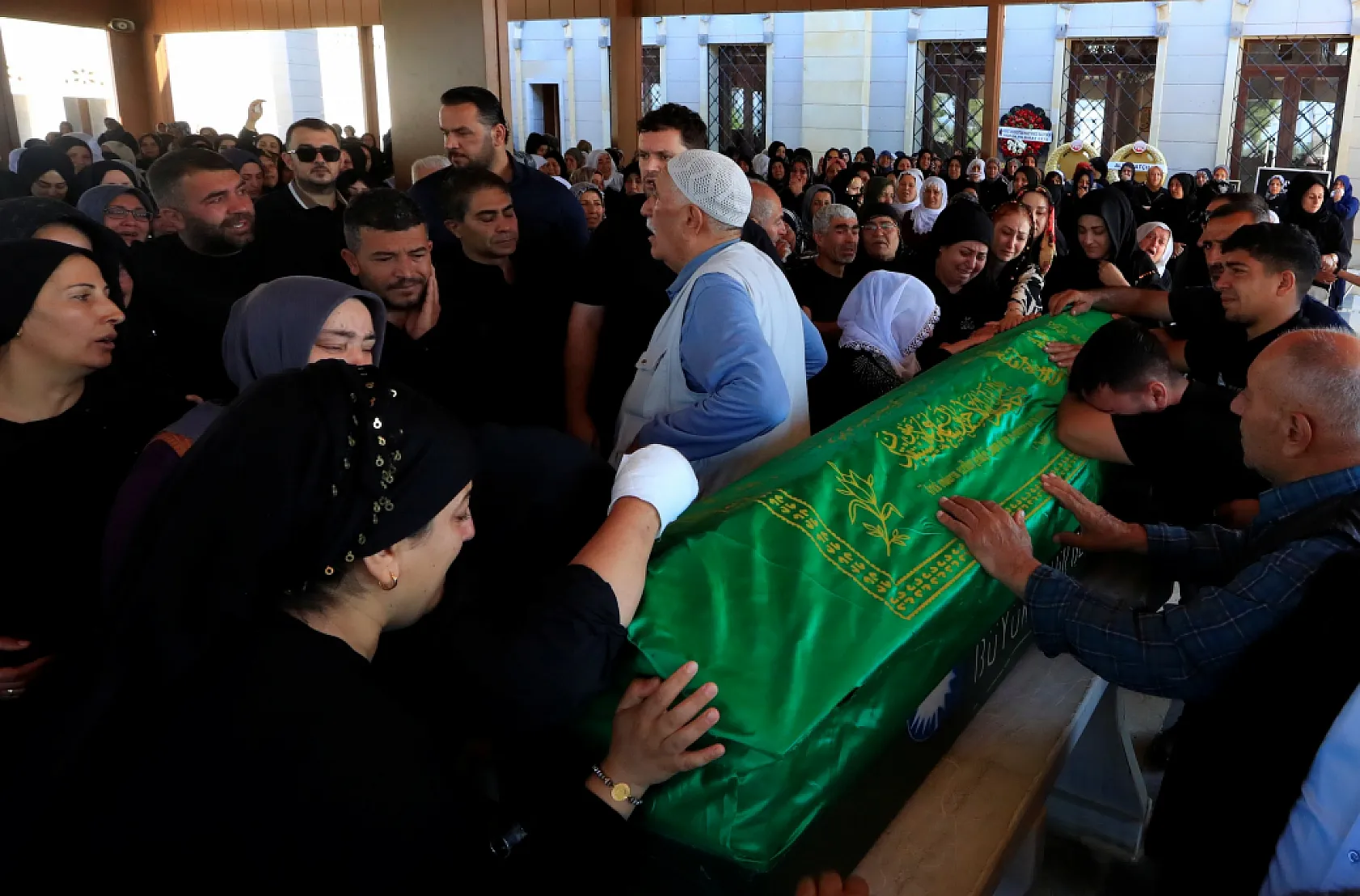 Bir mezarda iki acı: Baba ve 9 aylık oğlu aynı mezarda yan yana toprağa verildi