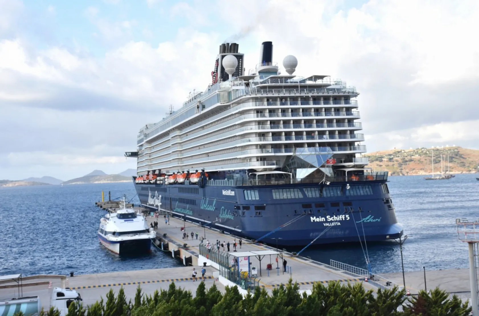 Bodrum'a 'Mein Schiff 5' kruvaziyeriyle 2 bin 716 yolcu geldi