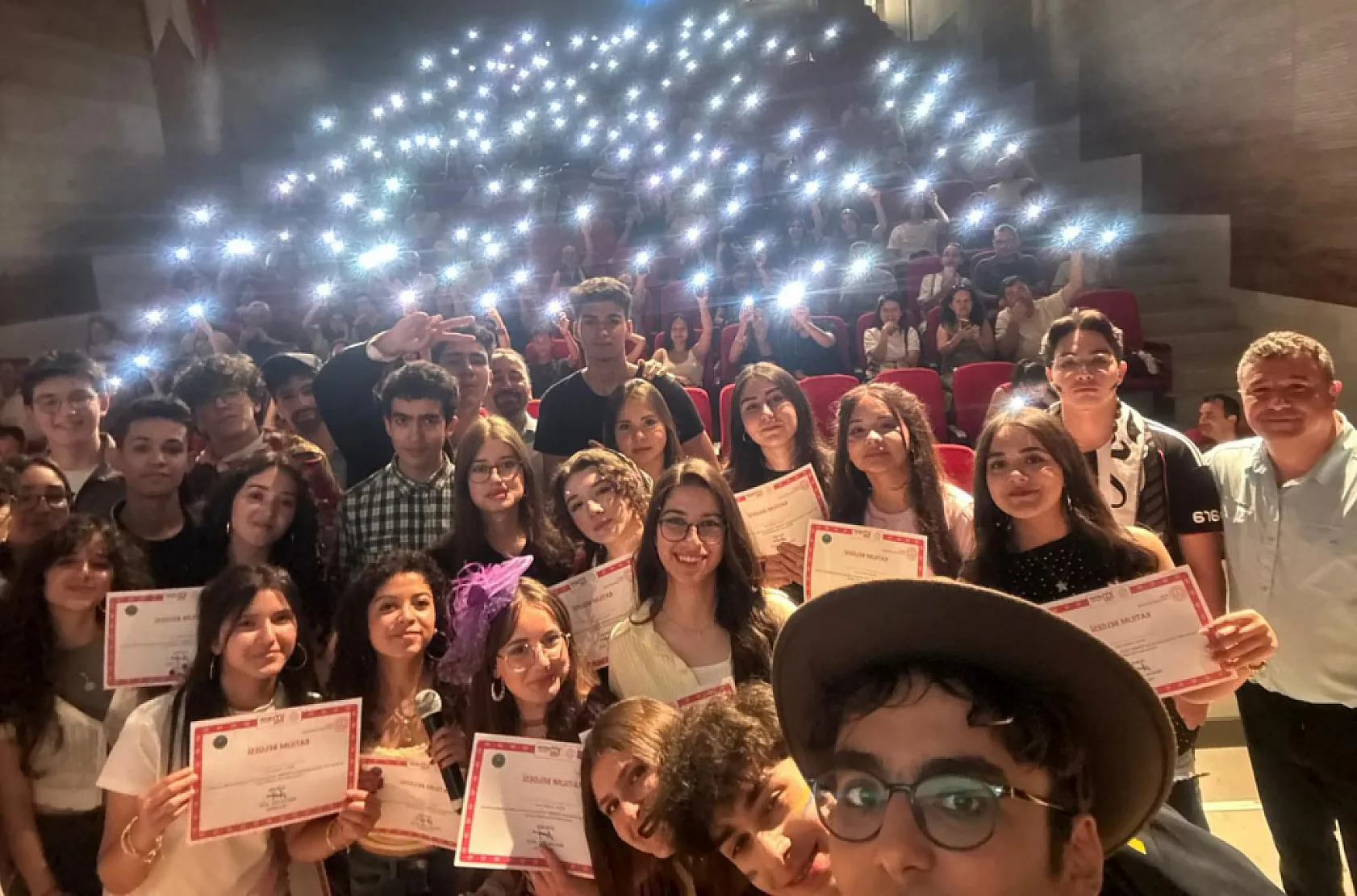 Menteşe Anadolu Lisesi öğrencilerinin 'Otobüs' oyunu beğeni ile izlendi