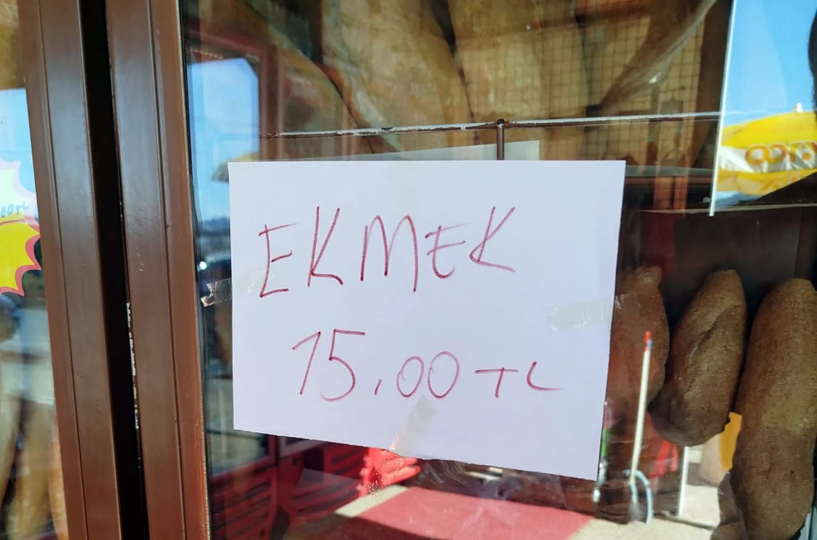 Fethiye'de emekli vatandaş ekmek zammına isyan etti '15 TL çok pahalı'