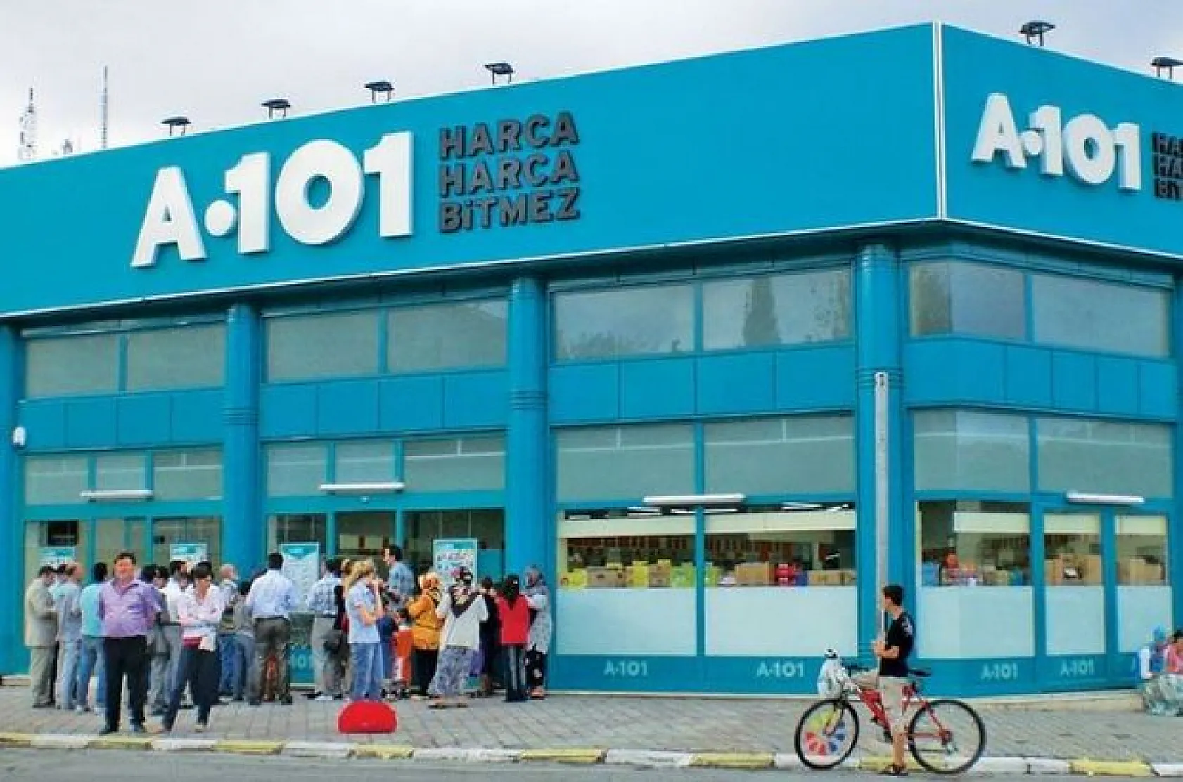 O zincir markette ayakkabının fiyatı asgari ücretten fazla! Göreceğinize inanamayacaksınız