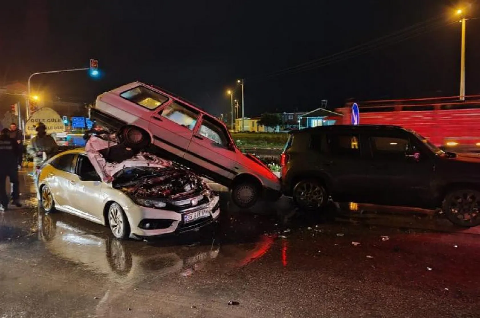 Trafik kazasında araçlar üst üste çıktı