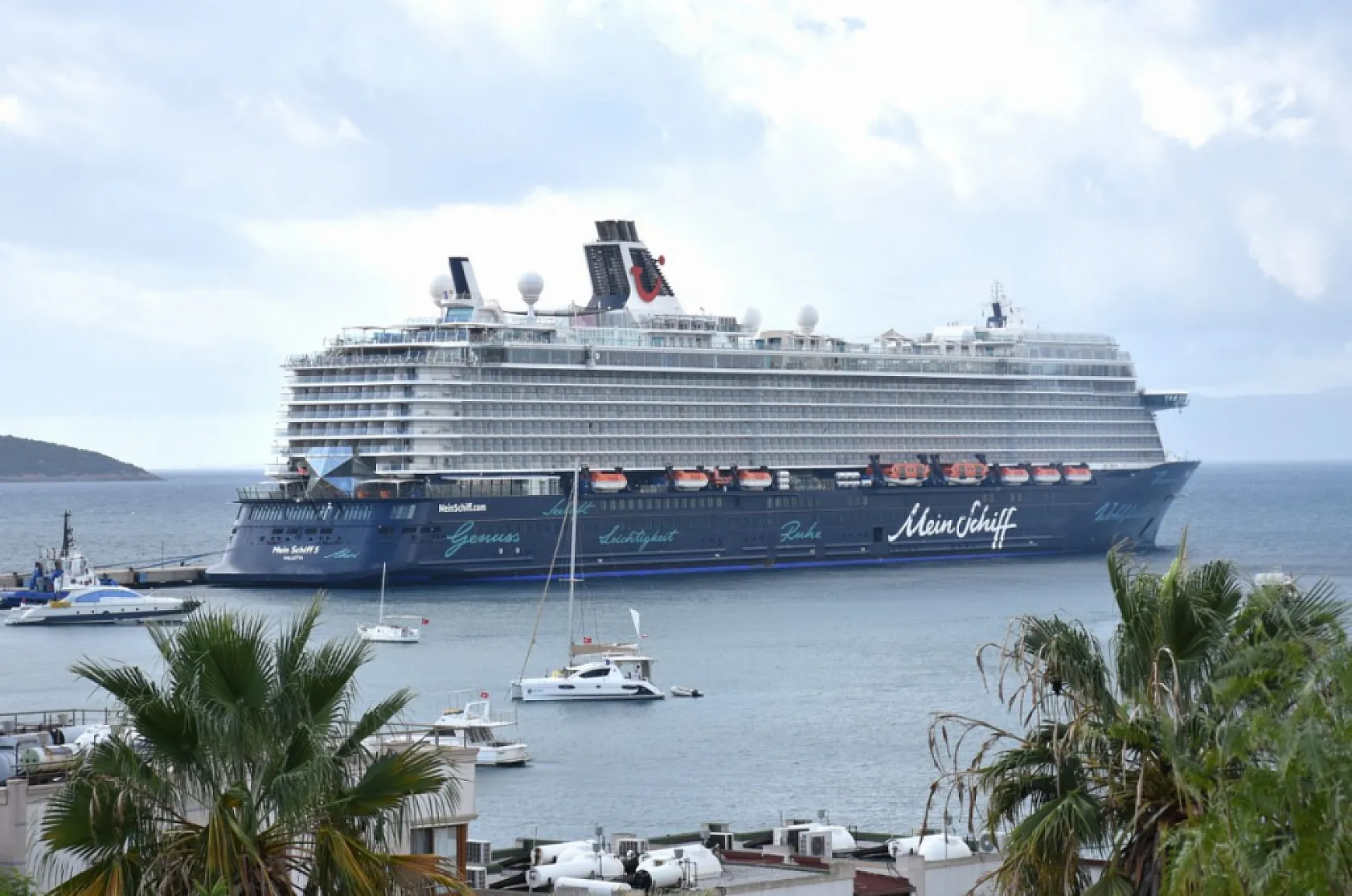 Bodrum'a 'Mein Schiff 5' kruvaziyeriyle 2 bin 716 yolcu geldi