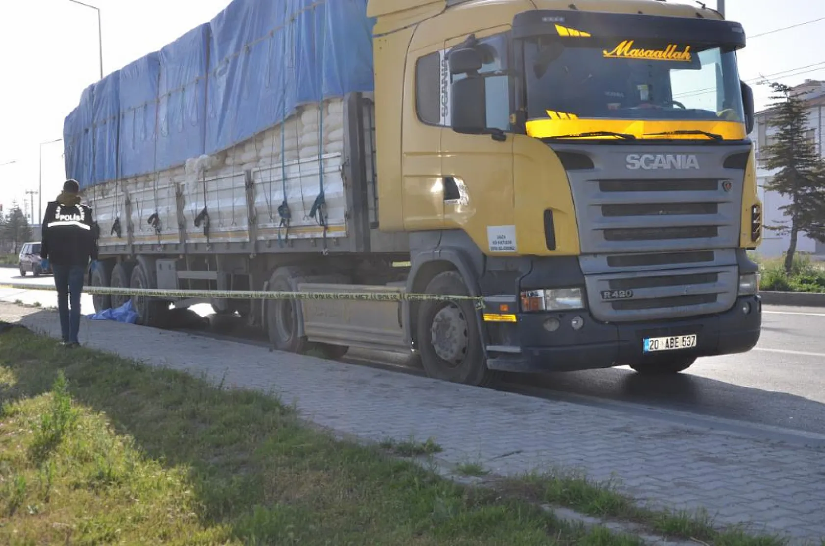 Evine dönerken bisikletiyle tırın altında kalıp öldü