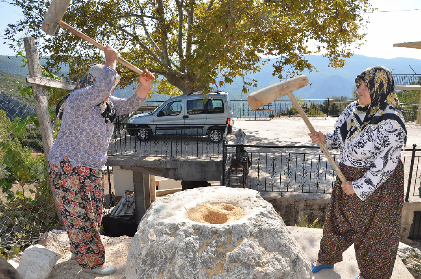 Asırlık dibek taşında buğday dövüp bir taraftan ise erişte ve çorbalık kesiyorlar