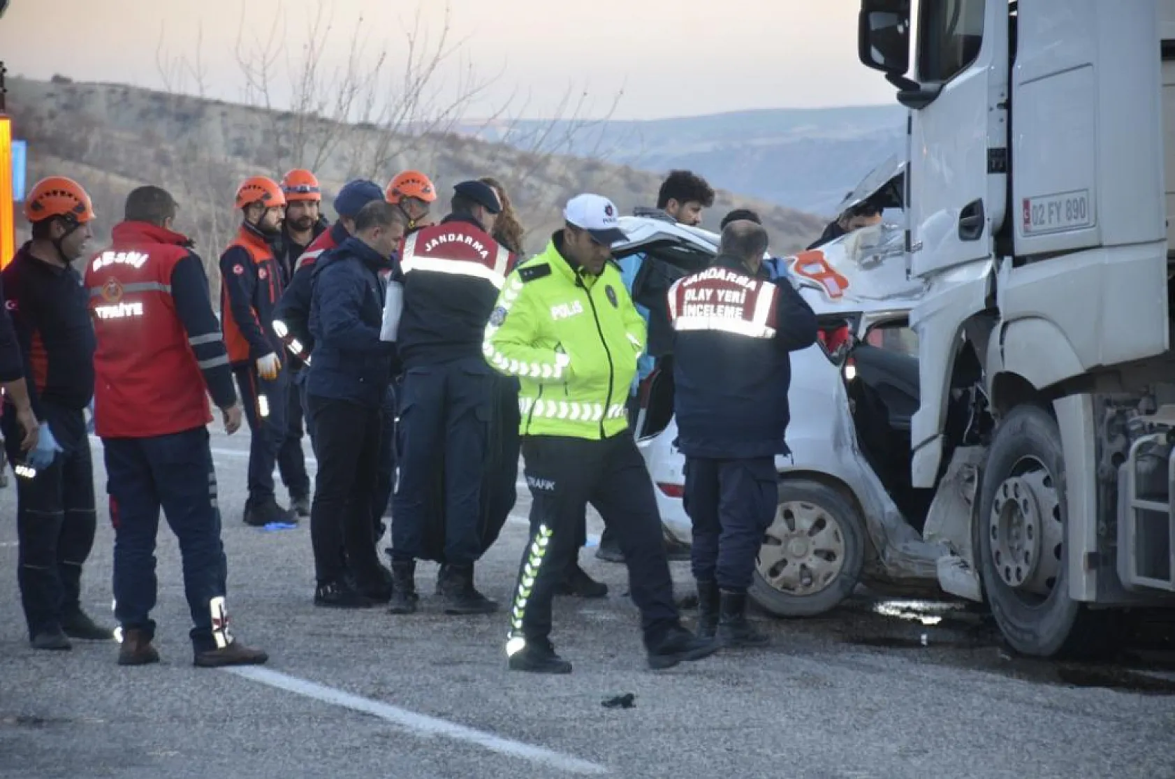 Otomobil ile yakıt tanker çarpıştı: 3 ölü, 4 yaralı