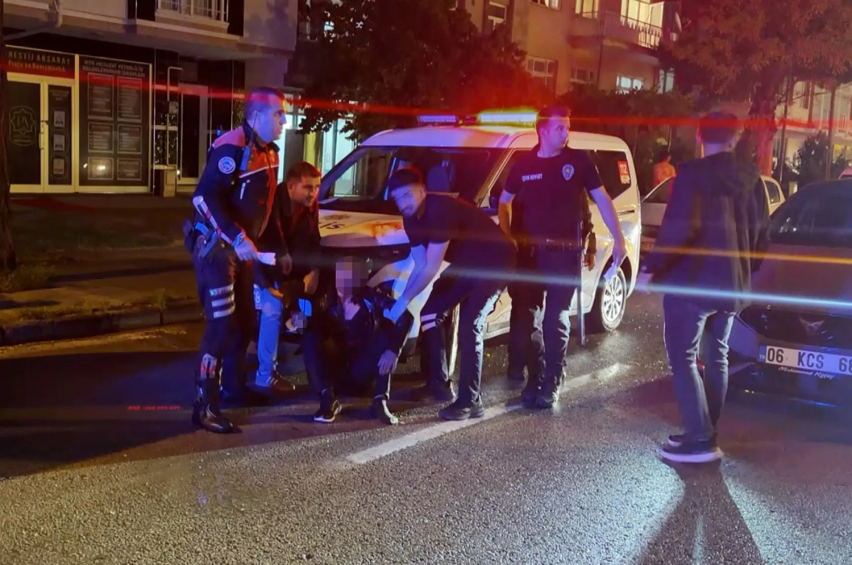 Öfkeli baba, kızını rahatsız eden gencin kulağını kesti: 1'i polis 2 yaralı