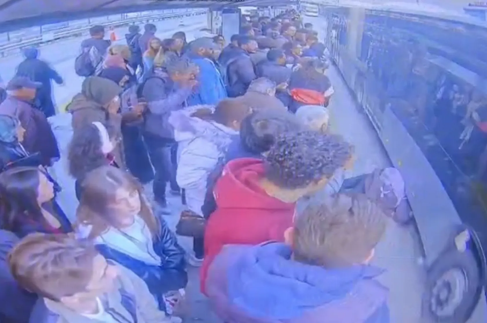 Metrobüs durağında dehşet anı: Bayılan kız metrobüsün önüne düştü