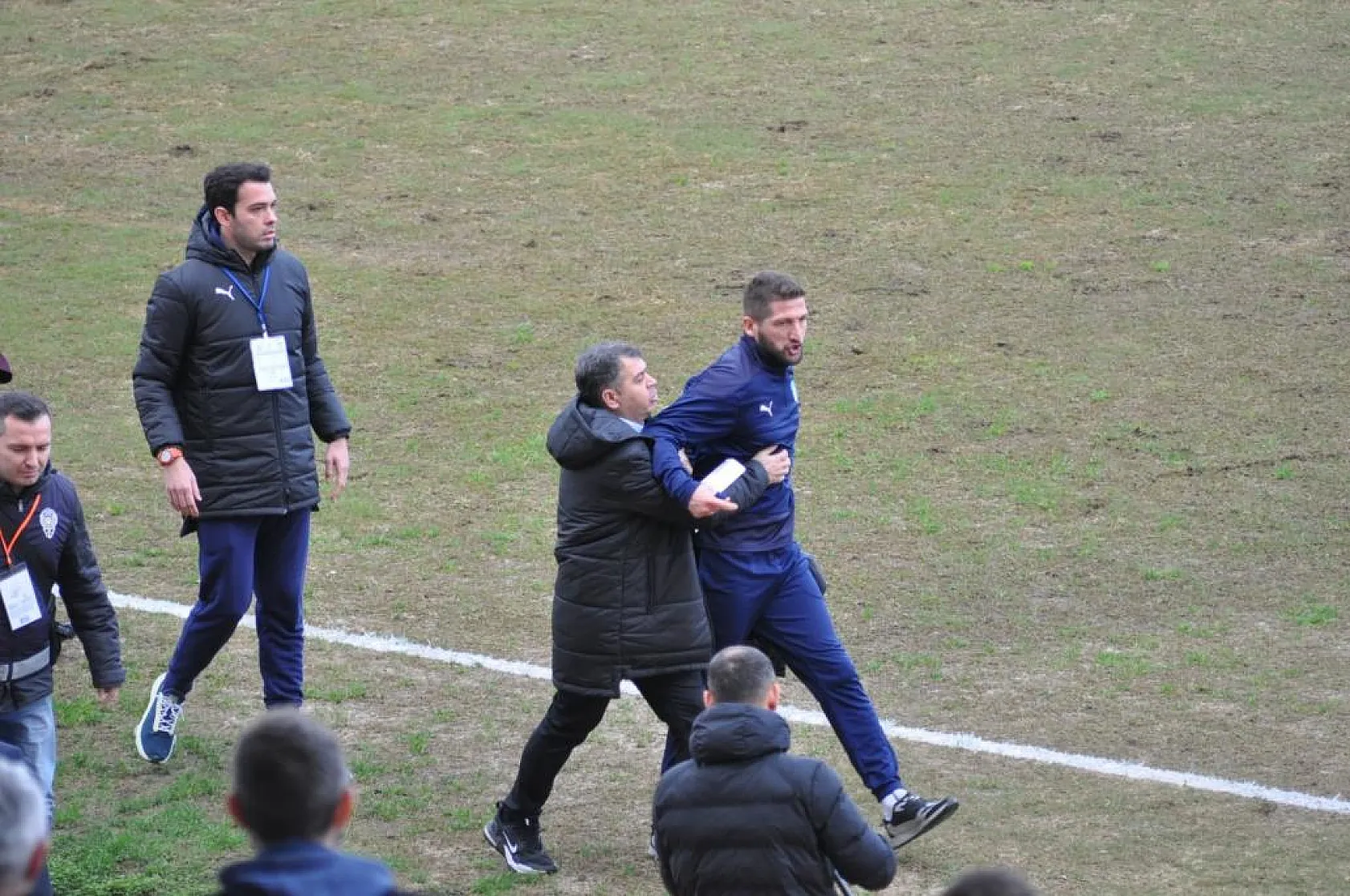 Fethiyespor maçında saha karıştı! Polis futbolcuya müdahale etti...