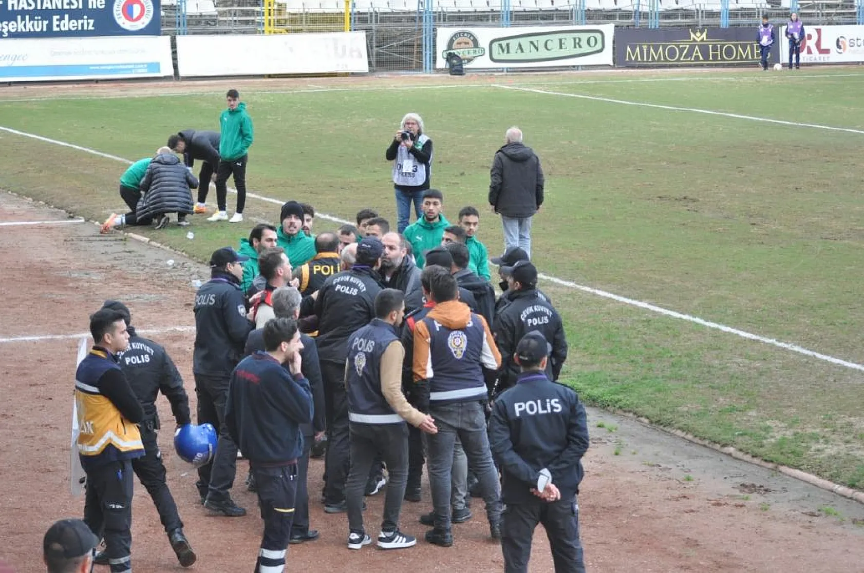Fethiyespor maçında saha karıştı! Polis futbolcuya müdahale etti...