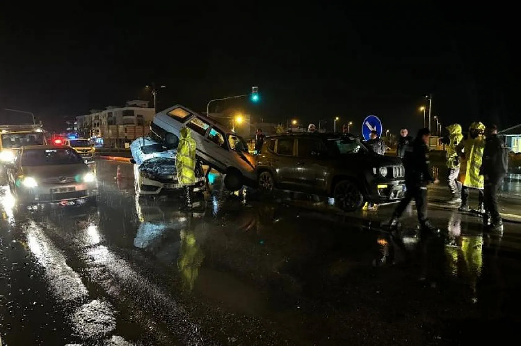 Trafik kazasında araçlar üst üste çıktı