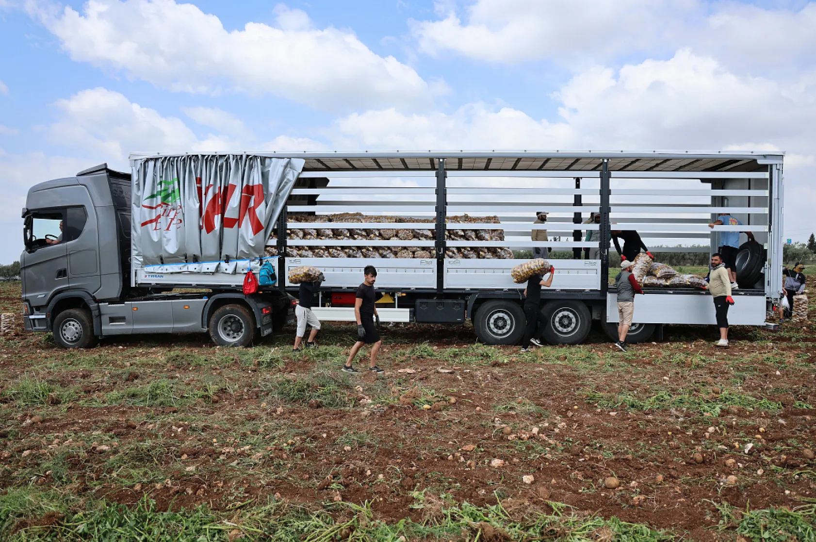Bunlar özel işçiler: Günlük 250-300 ton patates yükleyip 2 bin 500 TL kazanıyorlar