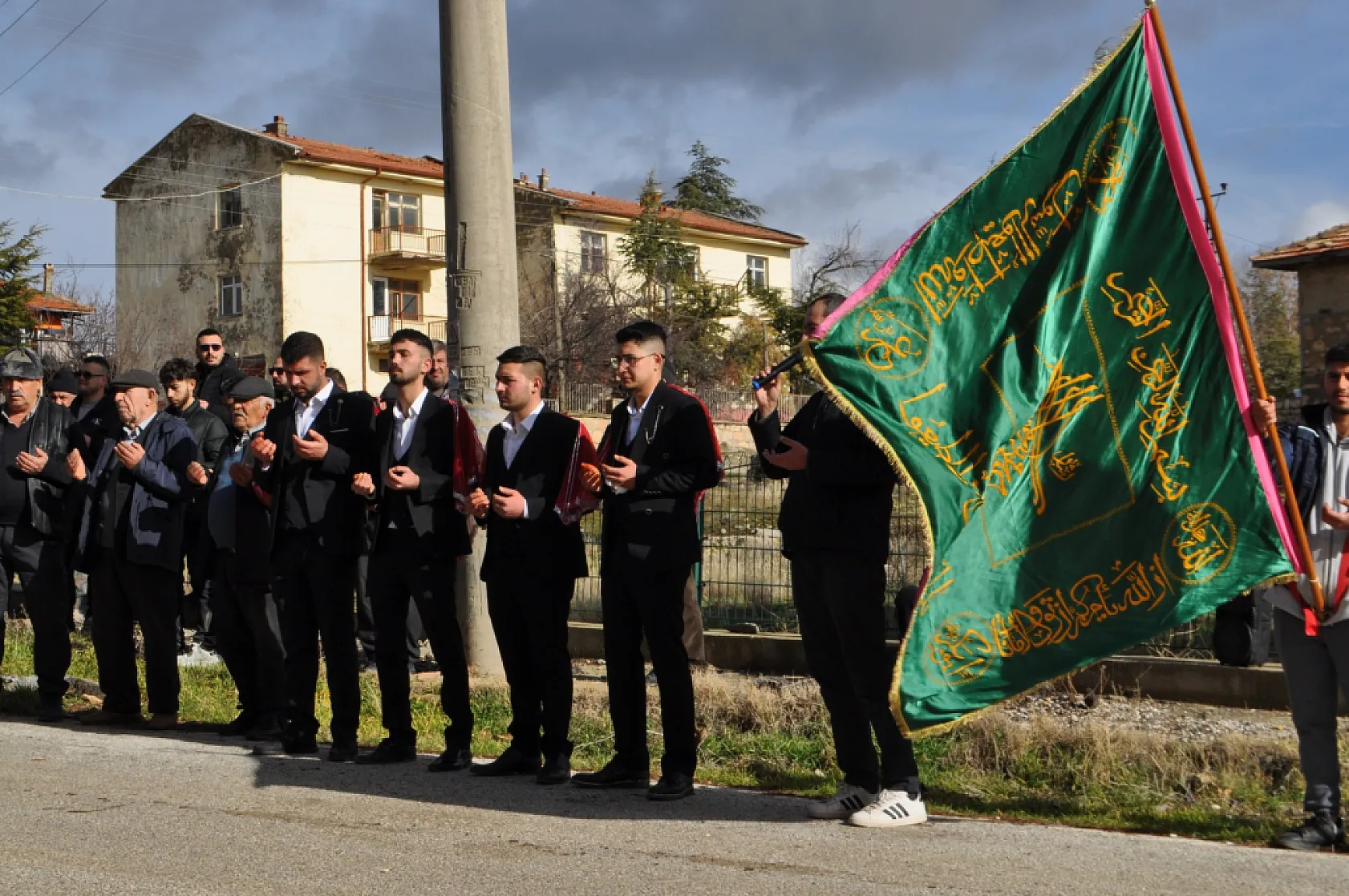 Asırlık sancak kaldırma ve asker uğurlama geleneği