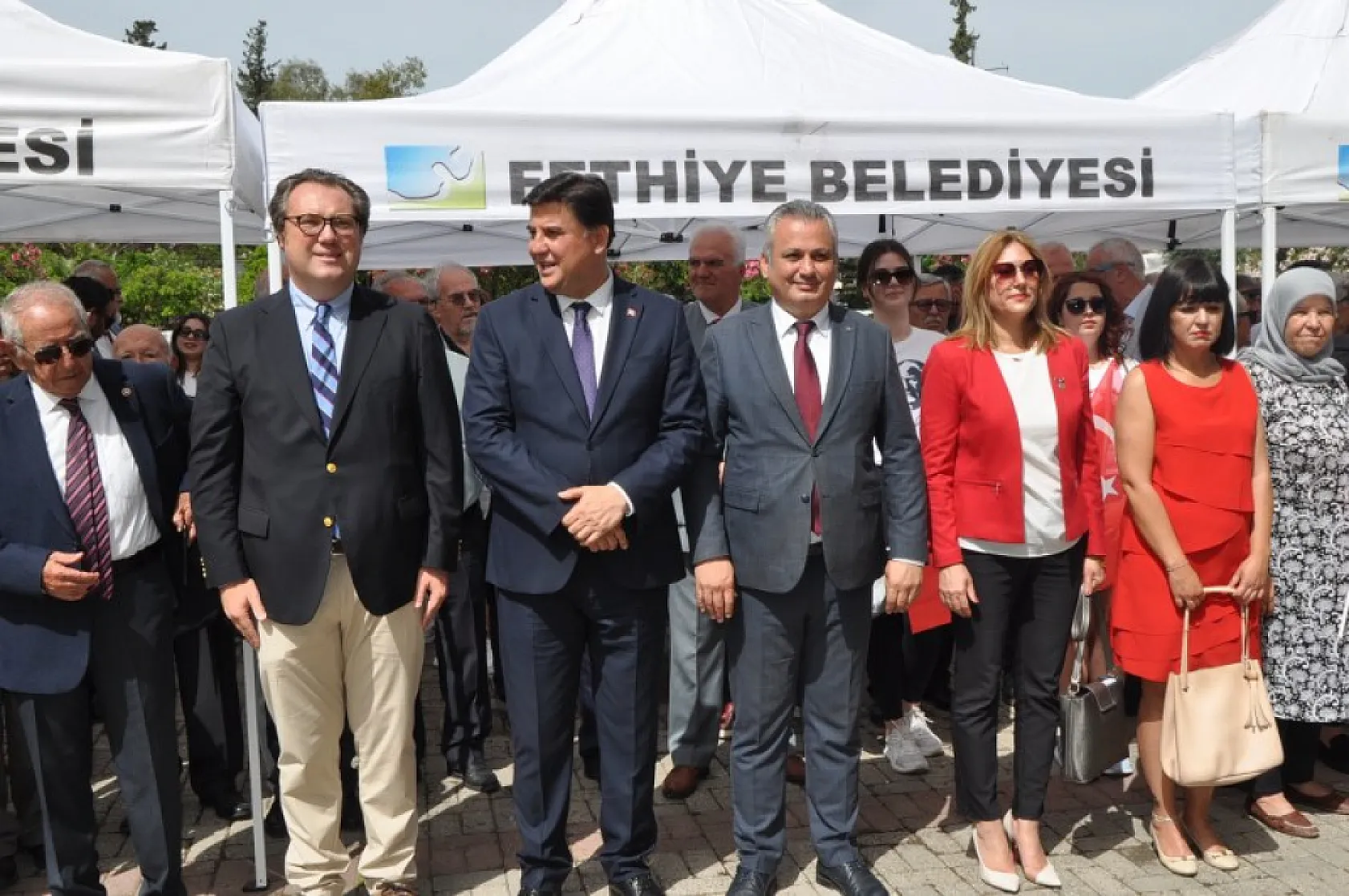 Cumhuriyet Meydanı'nda çelenk sunum töreni