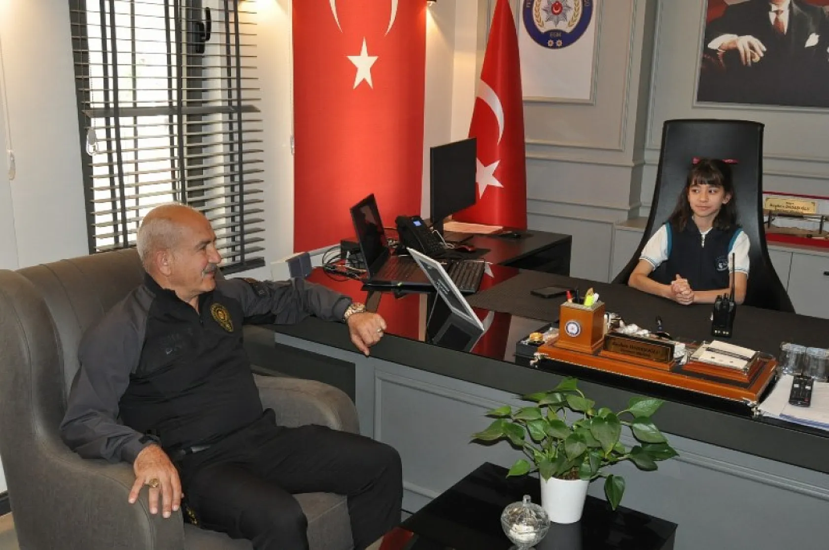 Emniyet Müdürü Dadaşoğlu, Görevi Öğrenci Miray'a Bıraktı