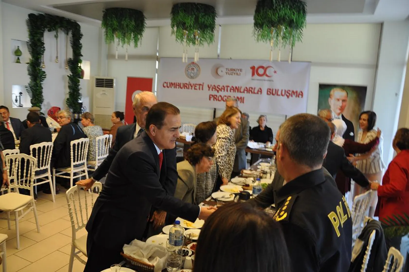 Vali Akbıyık şehit aileleri ve gaziler ile kahvaltıda bir araya geldi