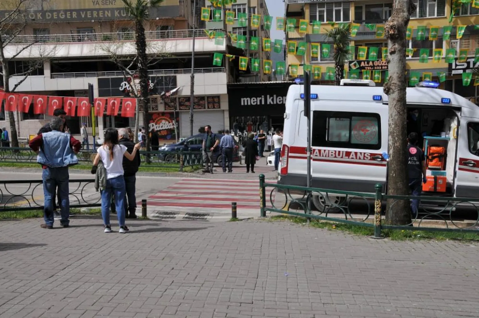Yaya geçidinde feci kaza: Anne öldü, çocukları yaralandı