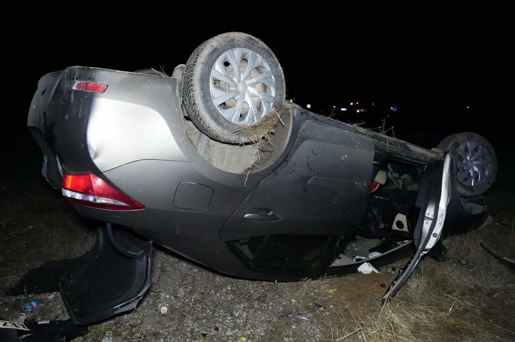 Takla atan otomobilin sürücüsü kaza sonrası ortadan kayboldu
