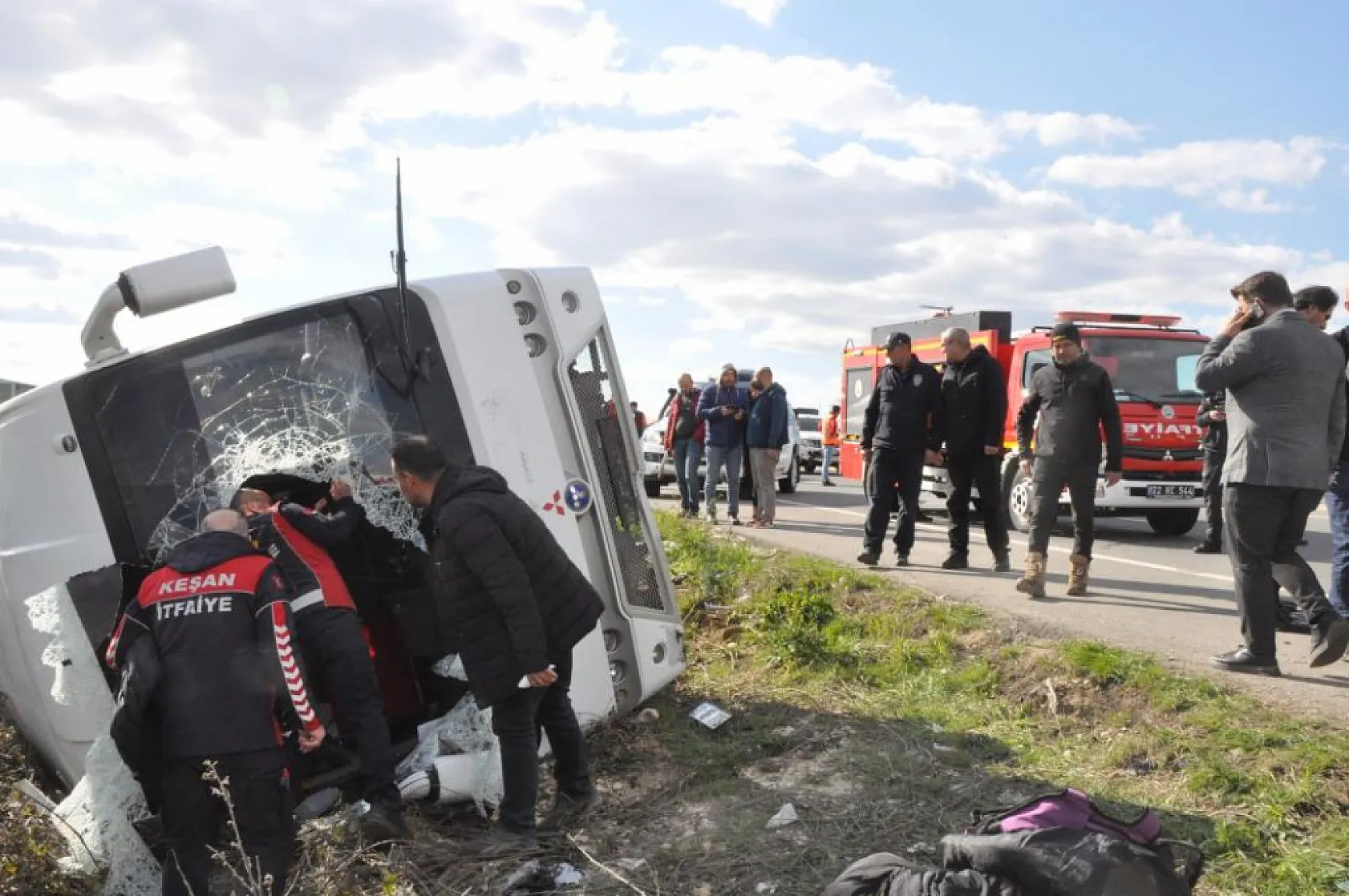 Öğrenci servisi devrildi! 26 yaralı, aileler olay yerine koştu