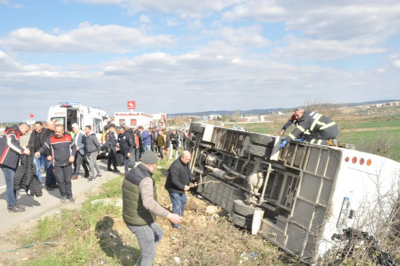 Öğrenci servisi devrildi! 26 yaralı, aileler olay yerine koştu