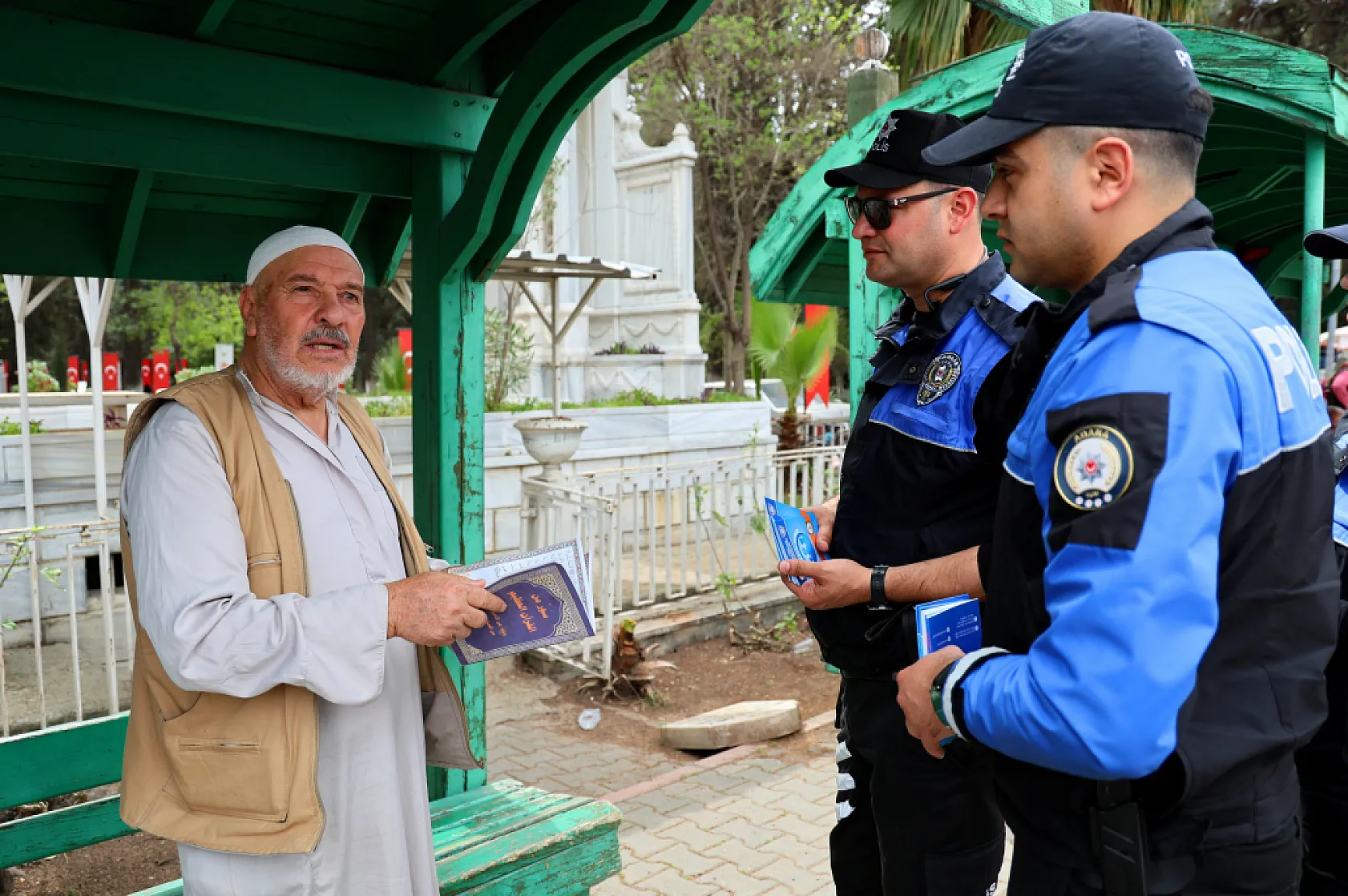 Polisten mezarlıkta 'sahte hoca' avı