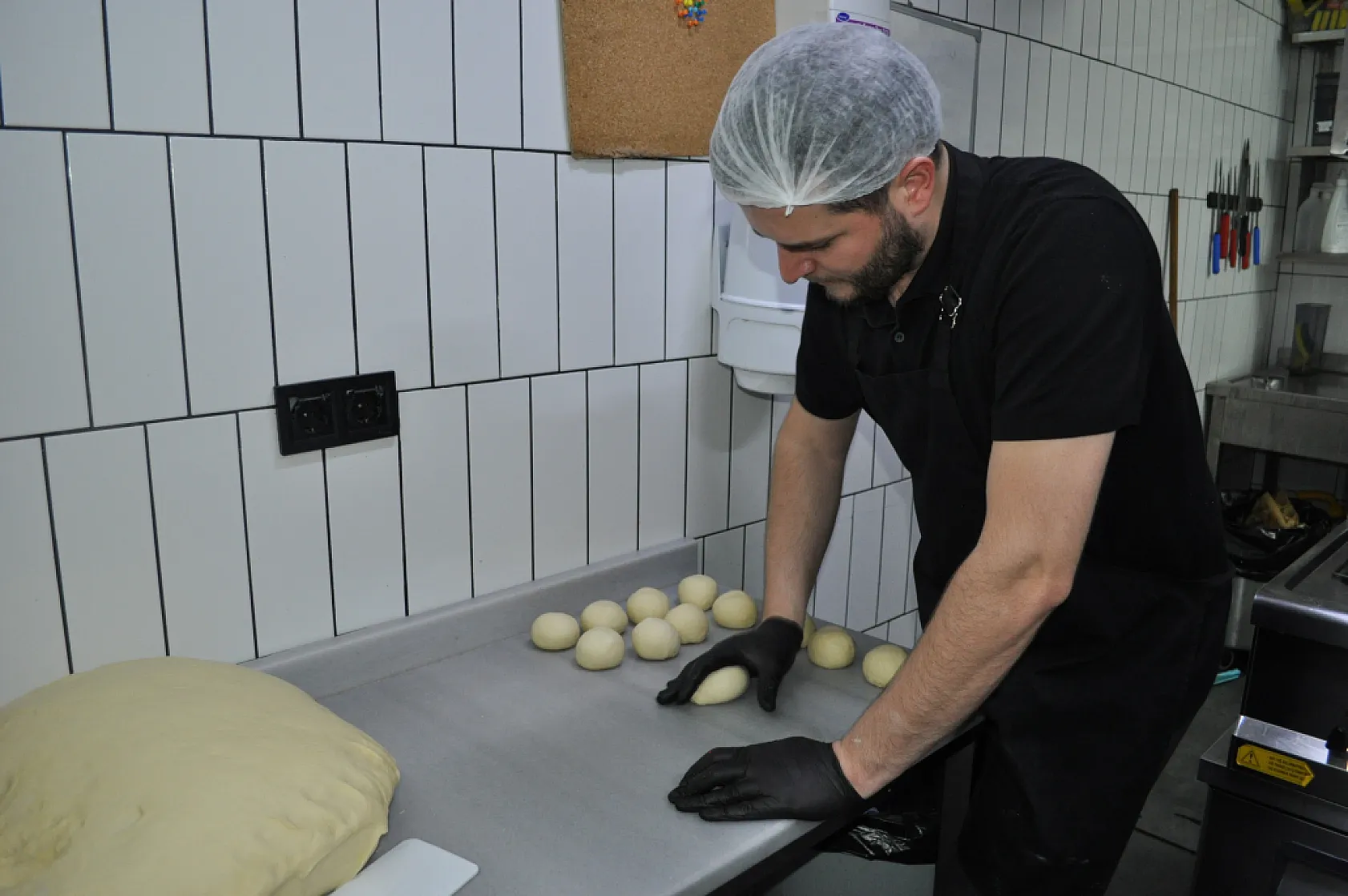 Milyonlarca borcu olan işletme sahibi içerisinde bulunduğu durumu mizaha vurdu