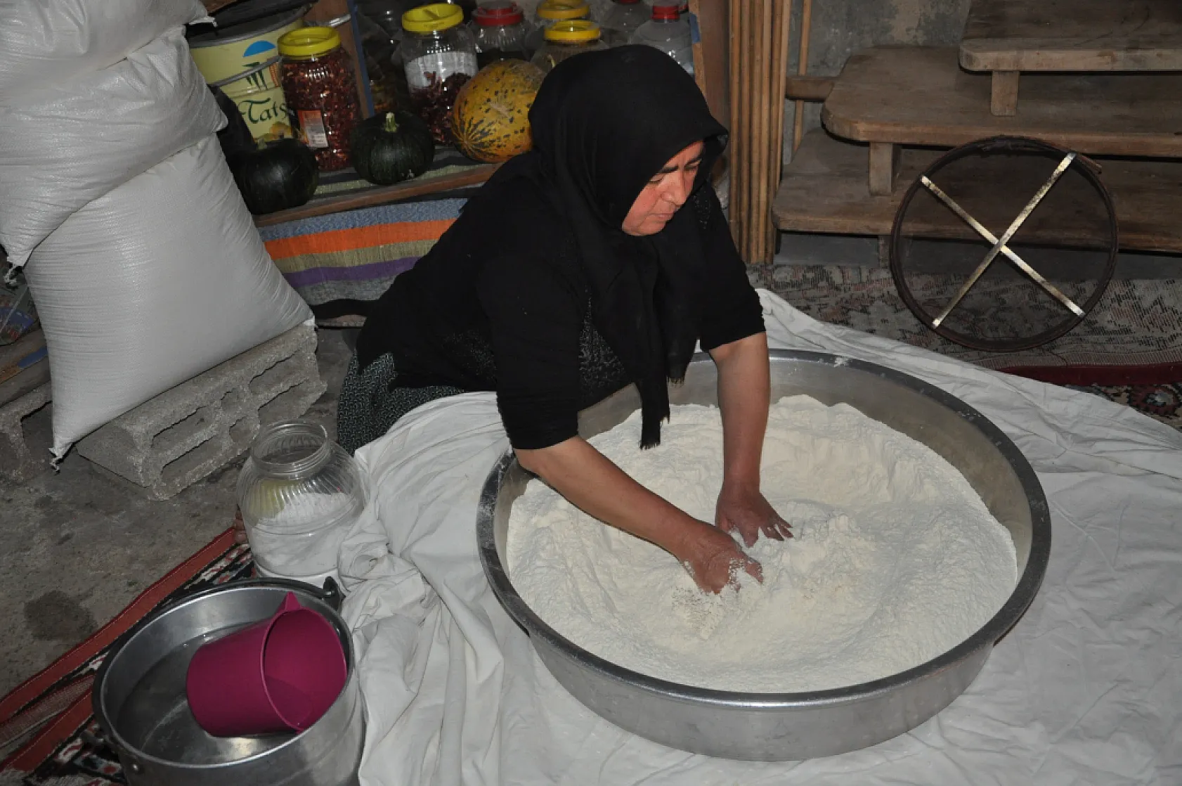 Kışlık ekmekler imece usulüyle hazırlanıyor