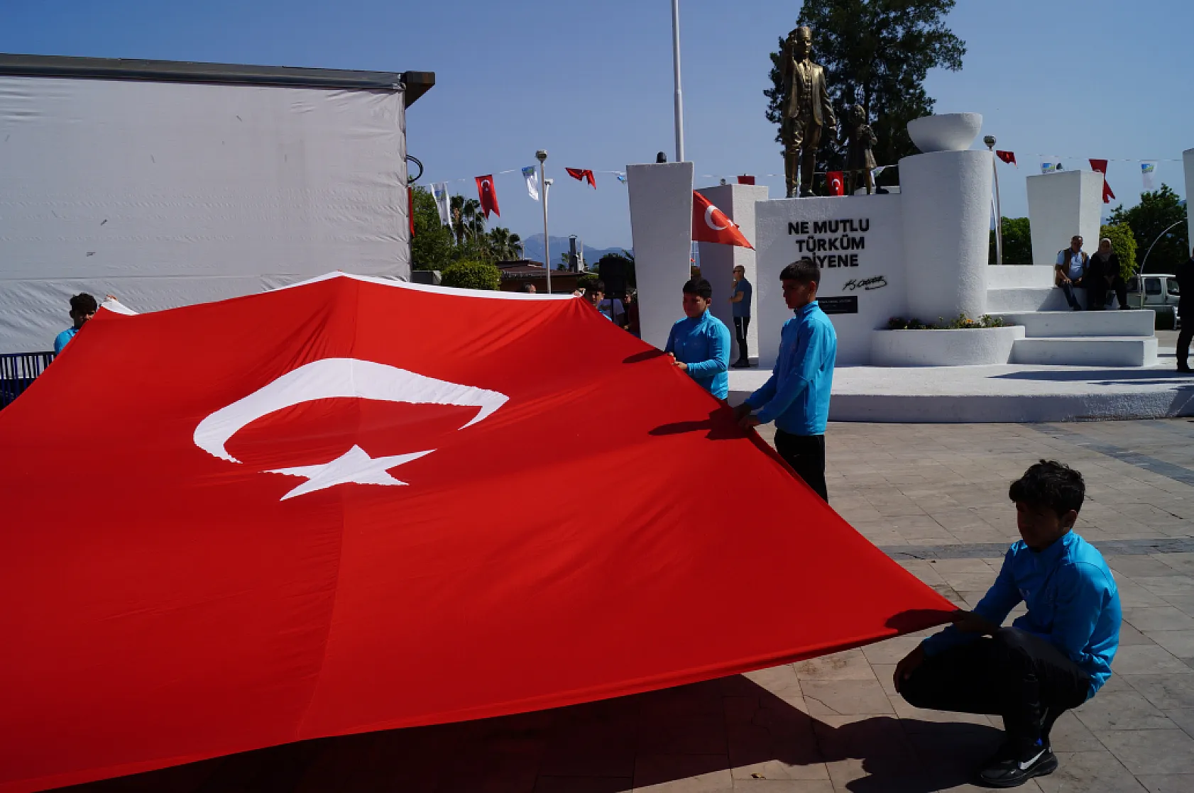 Fethiye'de 19 Mayıs coşkusu meydanlara sığmadı