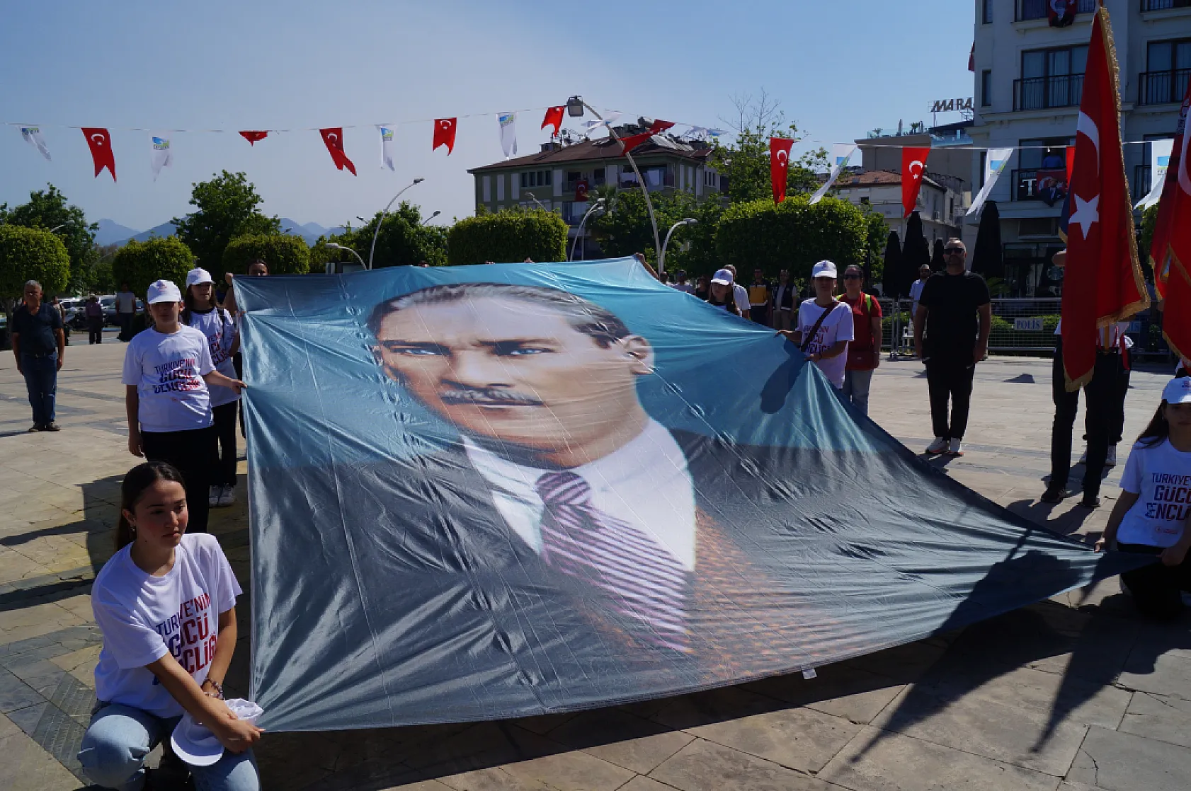 Fethiye'de 19 Mayıs coşkusu meydanlara sığmadı