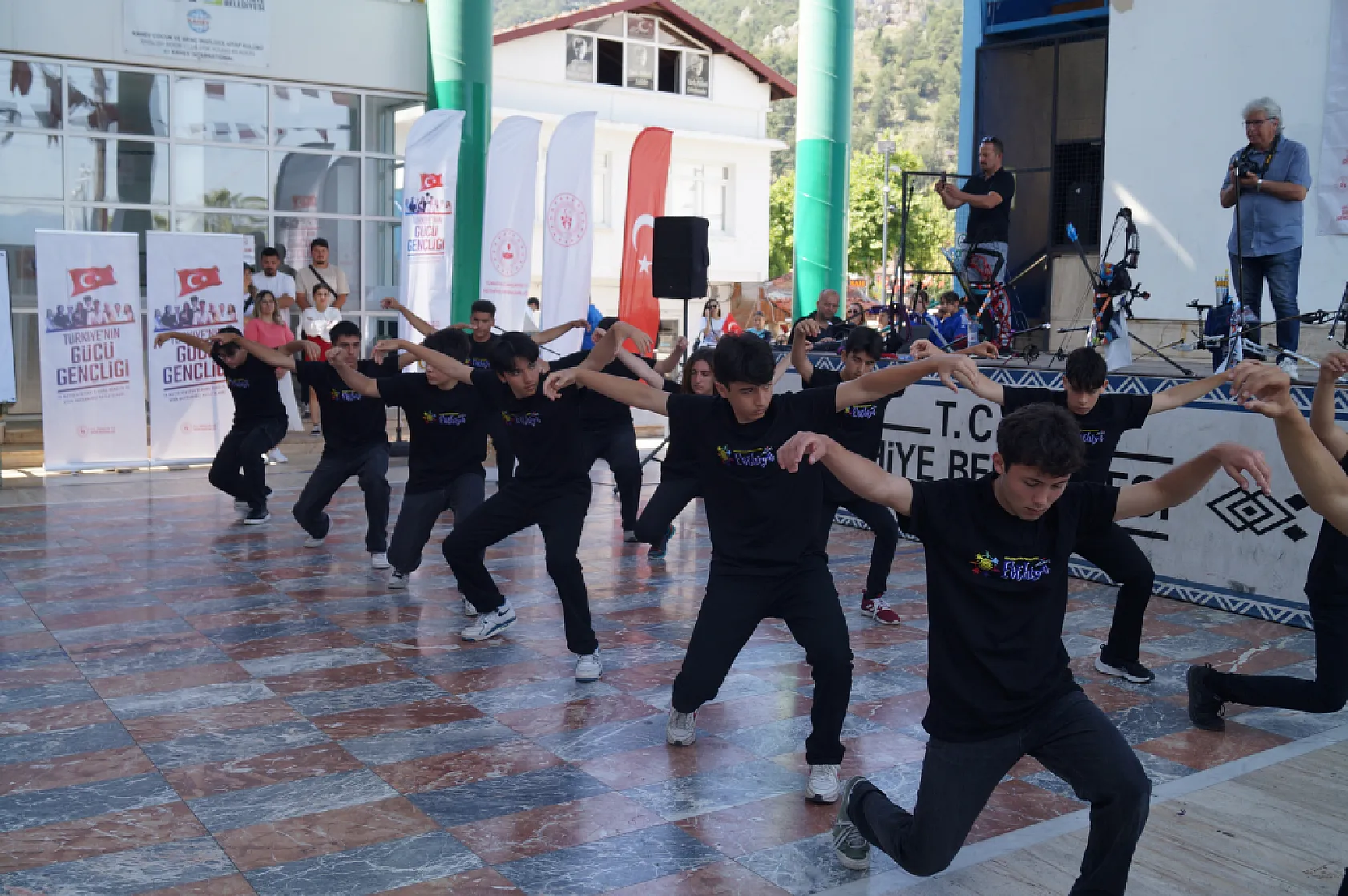 Fethiye'de 19 Mayıs coşkusu meydanlara sığmadı