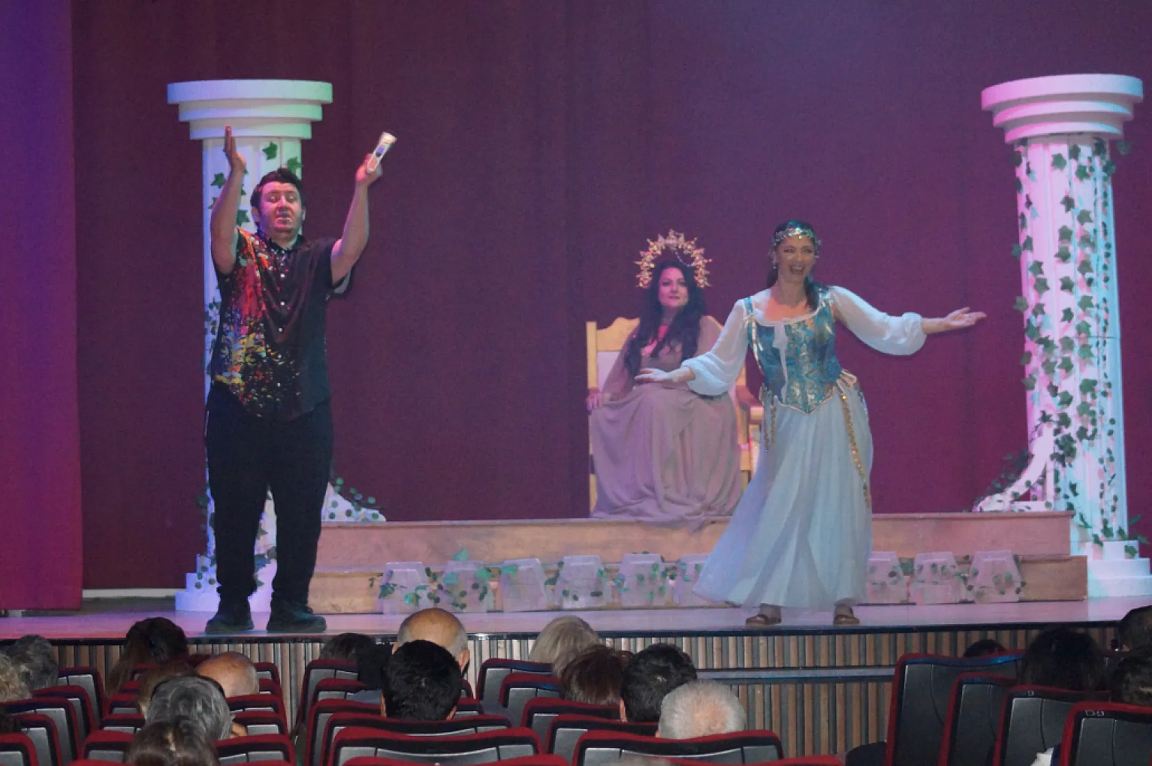 Fethiye'de 'Aşk Grevi' oyunu büyük beğeni topladı