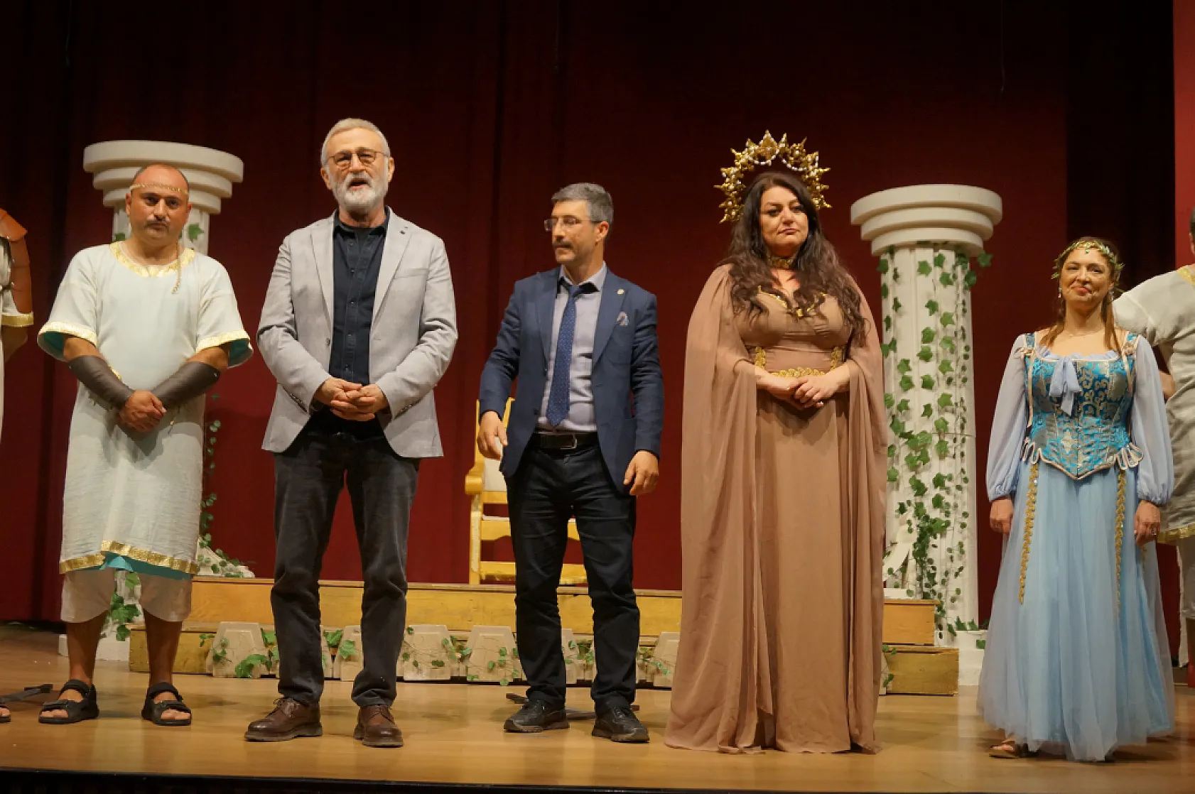 Usta oyuncu Müfit Kayacan, Fethiye'de 'Aşk Grevi' oyununu izledi