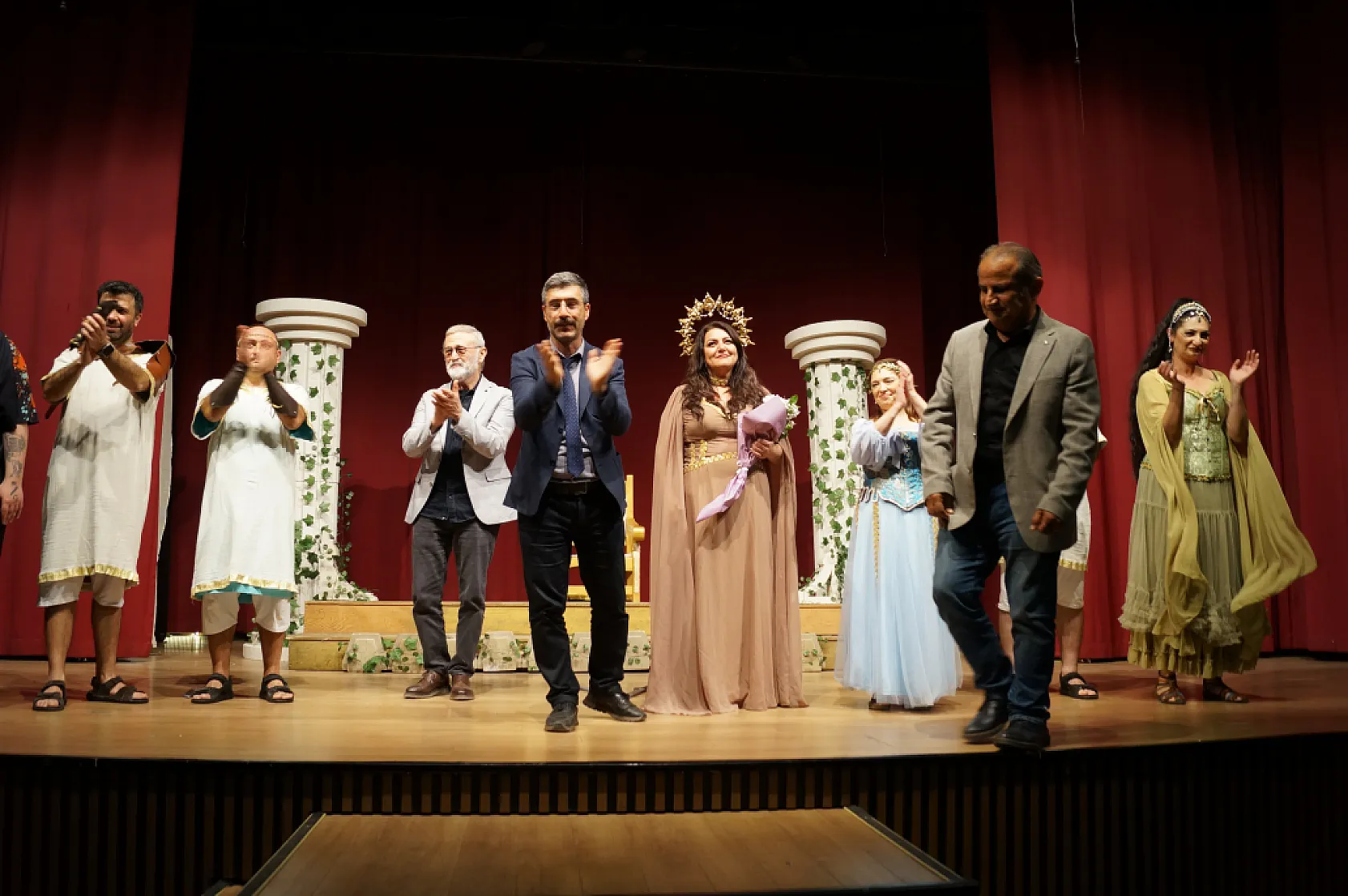 Fethiye'de 'Aşk Grevi' oyunu büyük beğeni topladı