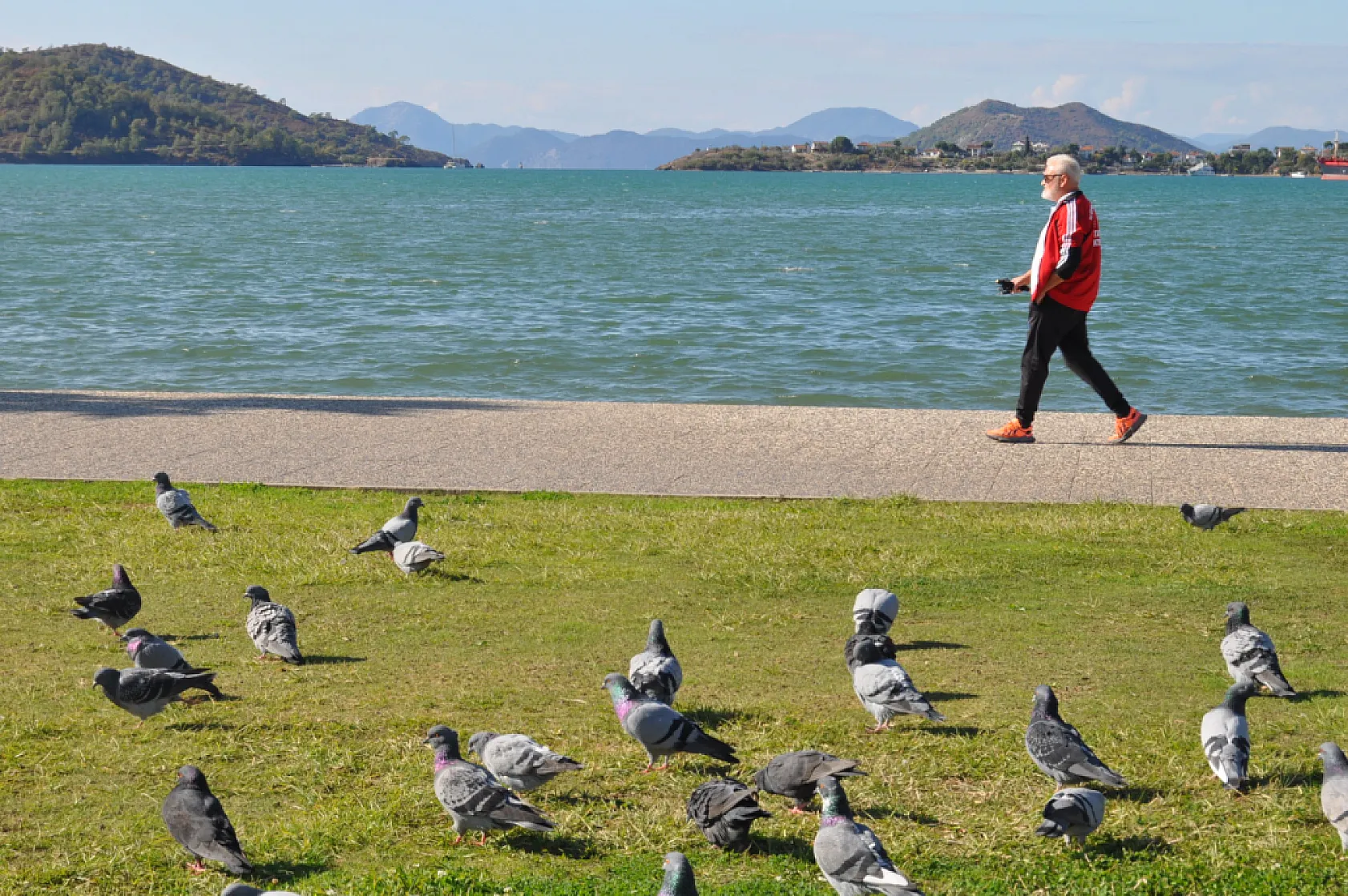 Fethiye'de vatandaşlar yağmur sonrası güneşli havanın tadını çıkarttı