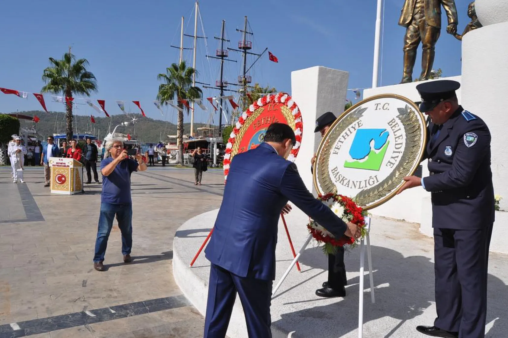 Beşkaza Meydanı'nda Çelenk Töreni Düzenlendi