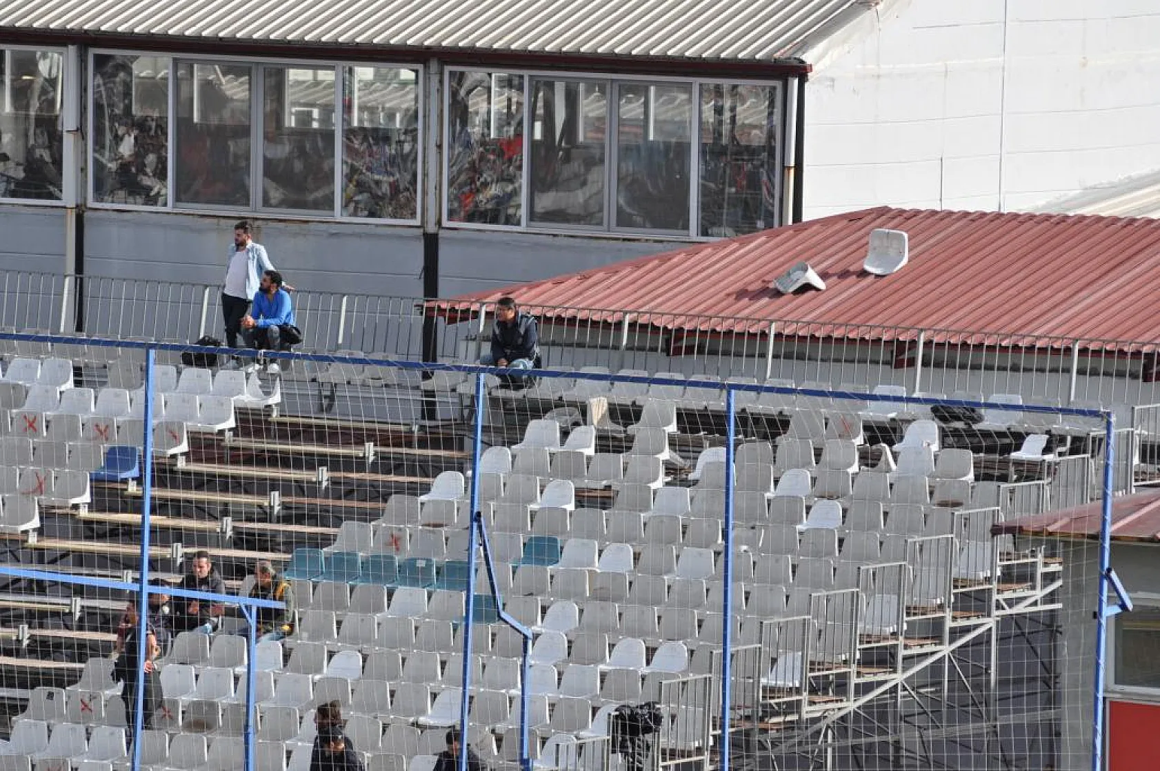 Fethiyespor'un rakibi İnegölspor tribün koltuklarını kırdı, saha karıştı!