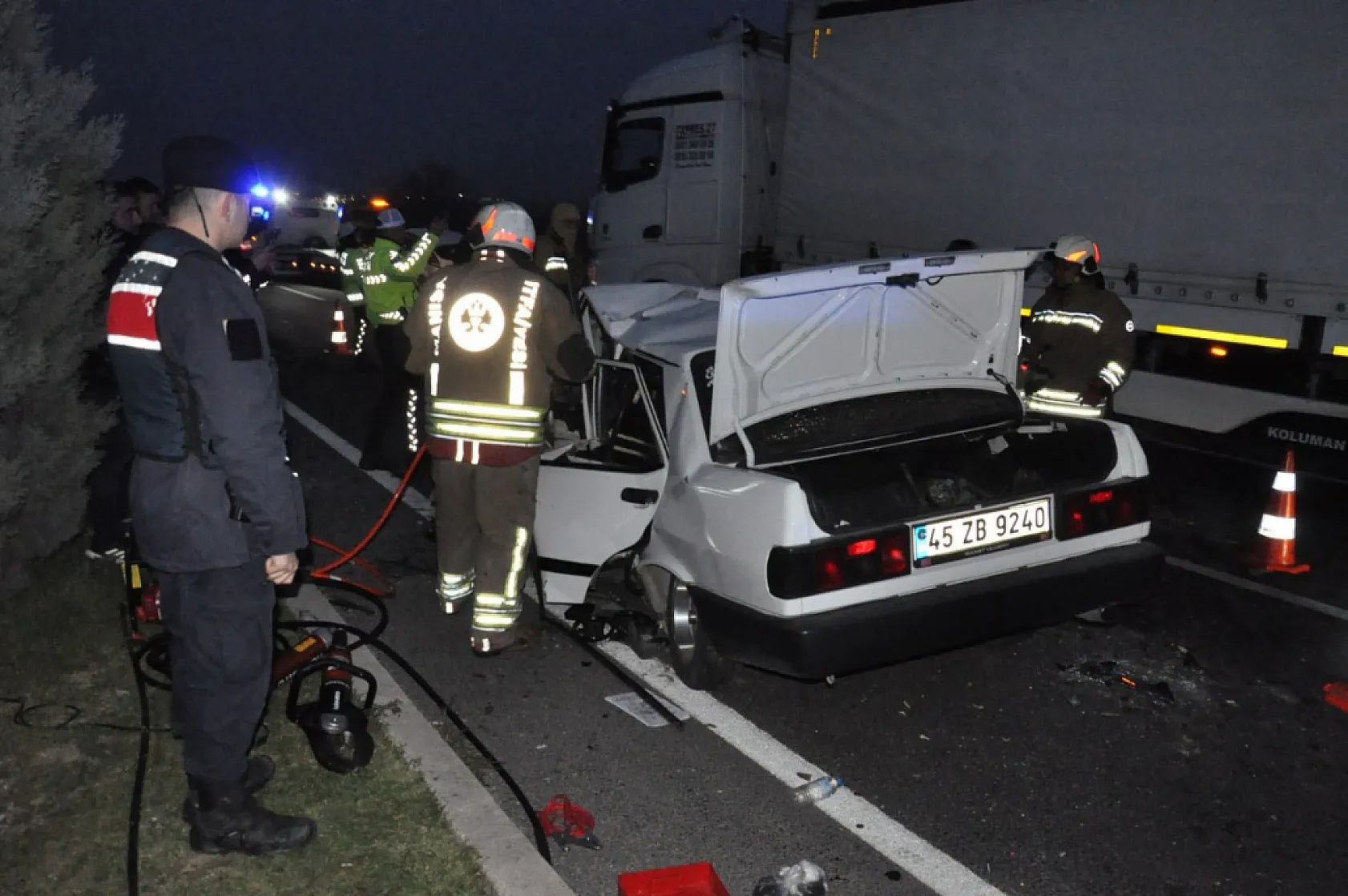 Manisa'da feci kaza: 2 ölü, 5 yaralı