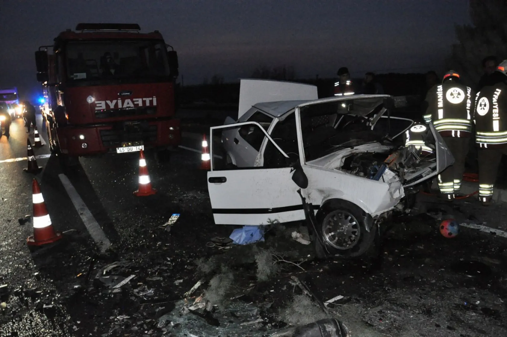 Manisa'da feci kaza: 2 ölü, 5 yaralı