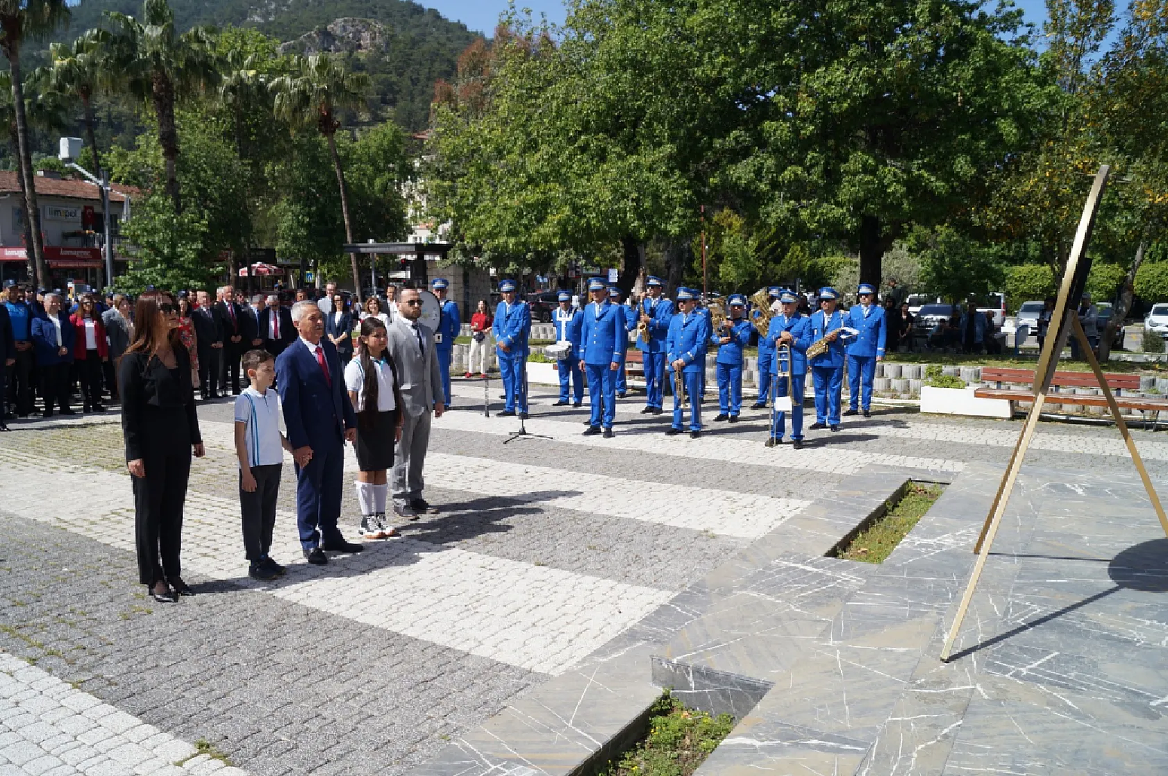 Fethiye'de 23 Nisan Coşkusu Atatürk Anıtı'na Çelenk Sunuldu