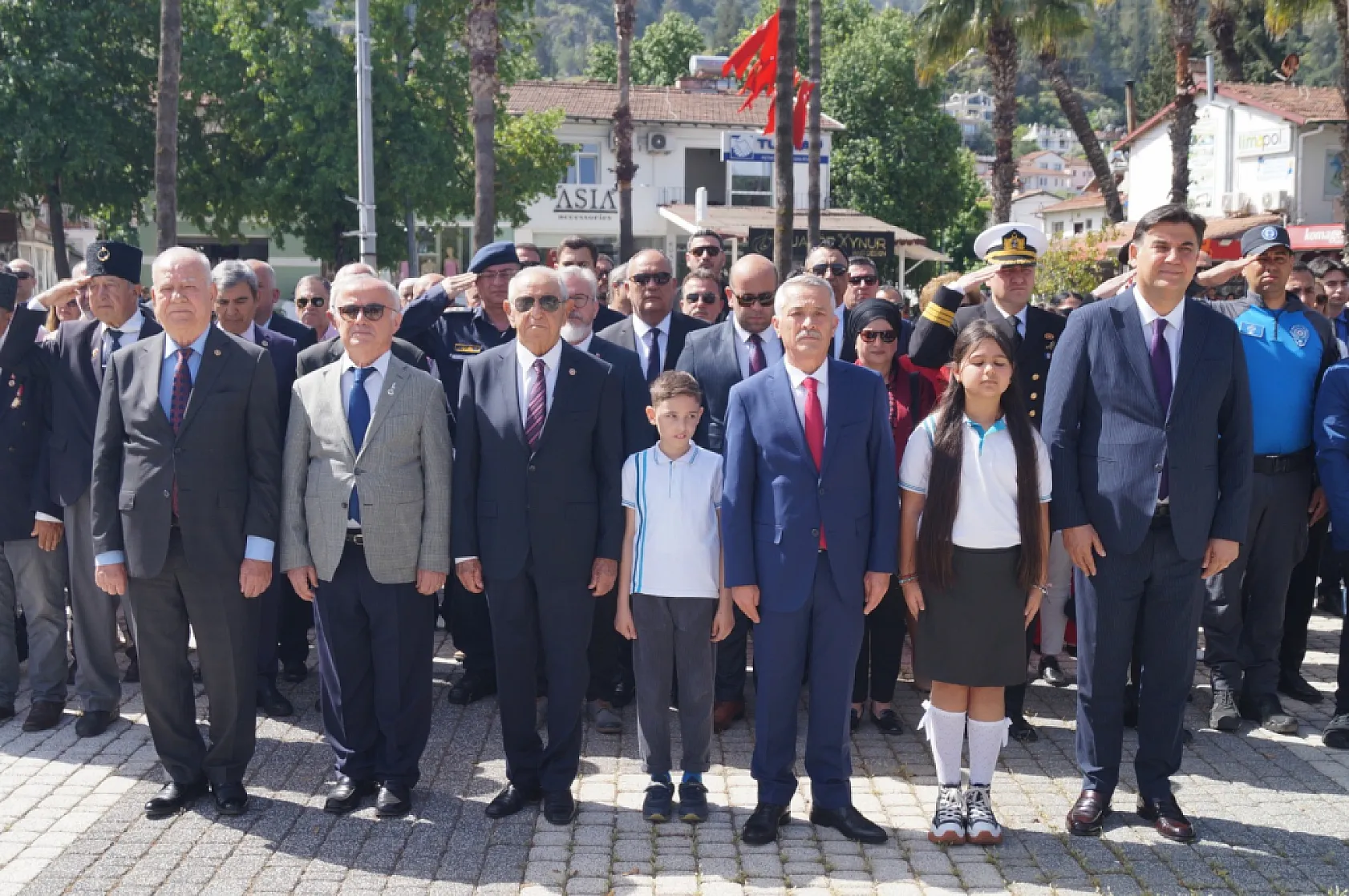 Fethiye'de 23 Nisan Coşkusu Atatürk Anıtı'na Çelenk Sunuldu