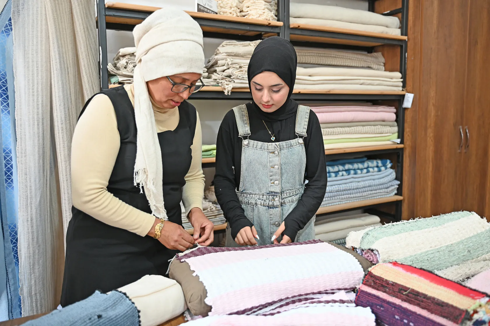 Muğla'da, üniversite öğrencileri atık malzemelerden kilim dokudu