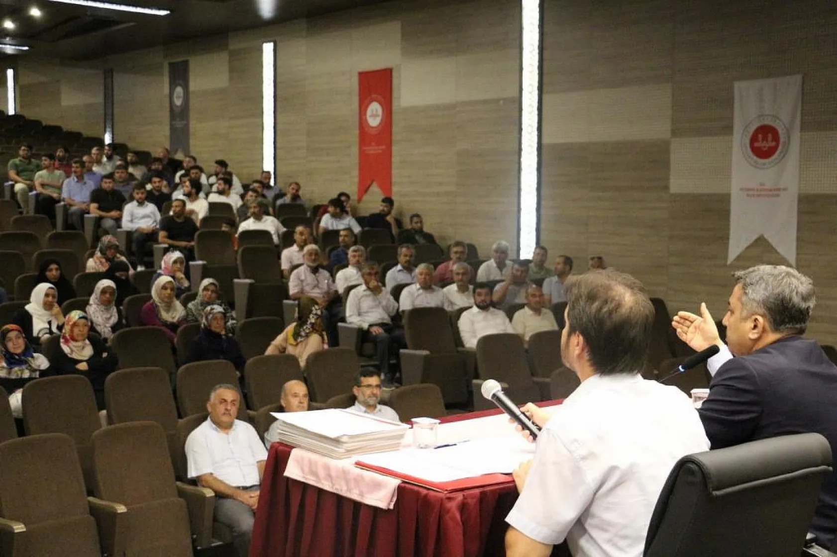 Oktay, emekli olan din görevlilerine plaket takdim etti