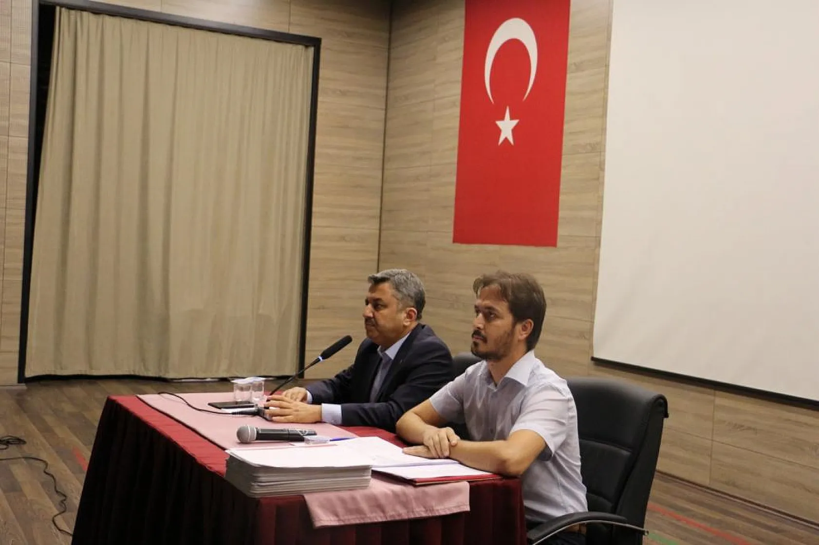 Oktay, emekli olan din görevlilerine plaket takdim etti