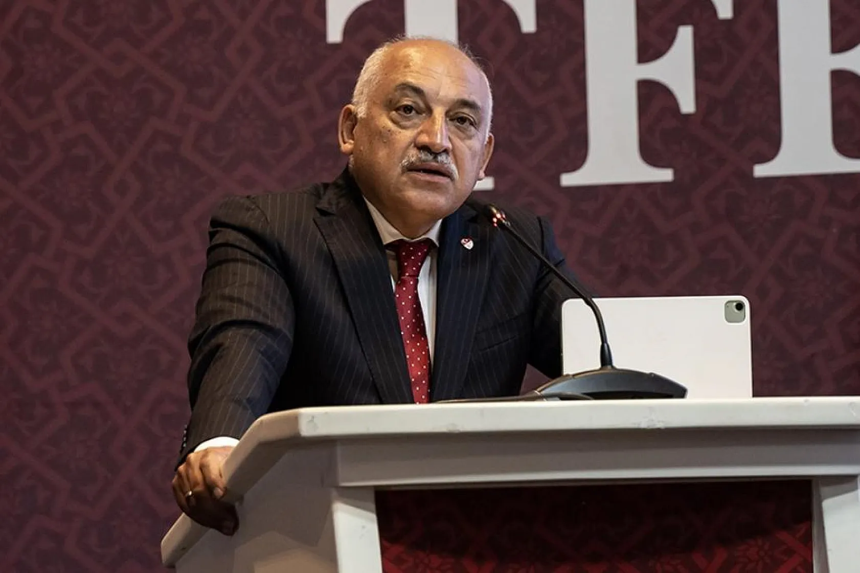 SON DAKİKA: Türkiye liglerindeki tüm maçlar süresiz ertelendi
