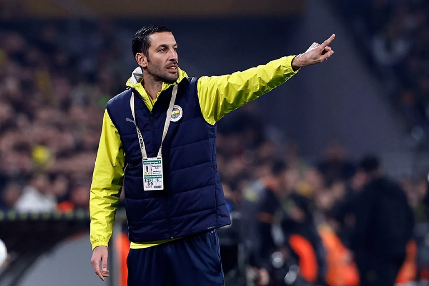 Fenerbahçe, zirveyle arasındaki puan farkını 4'e indirdi