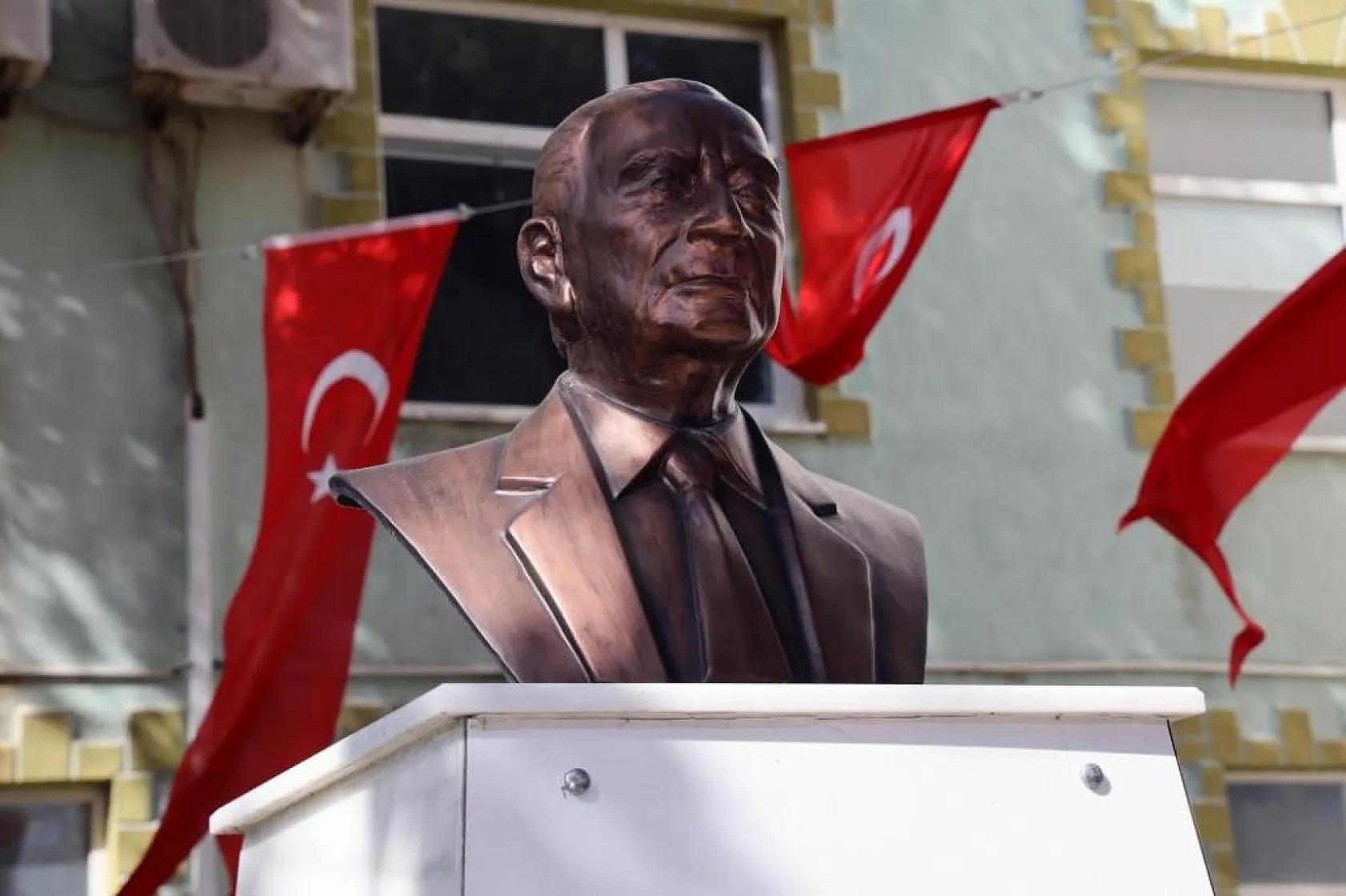 Başöğretmen Necmi Yener'in büstü törenle açıldı