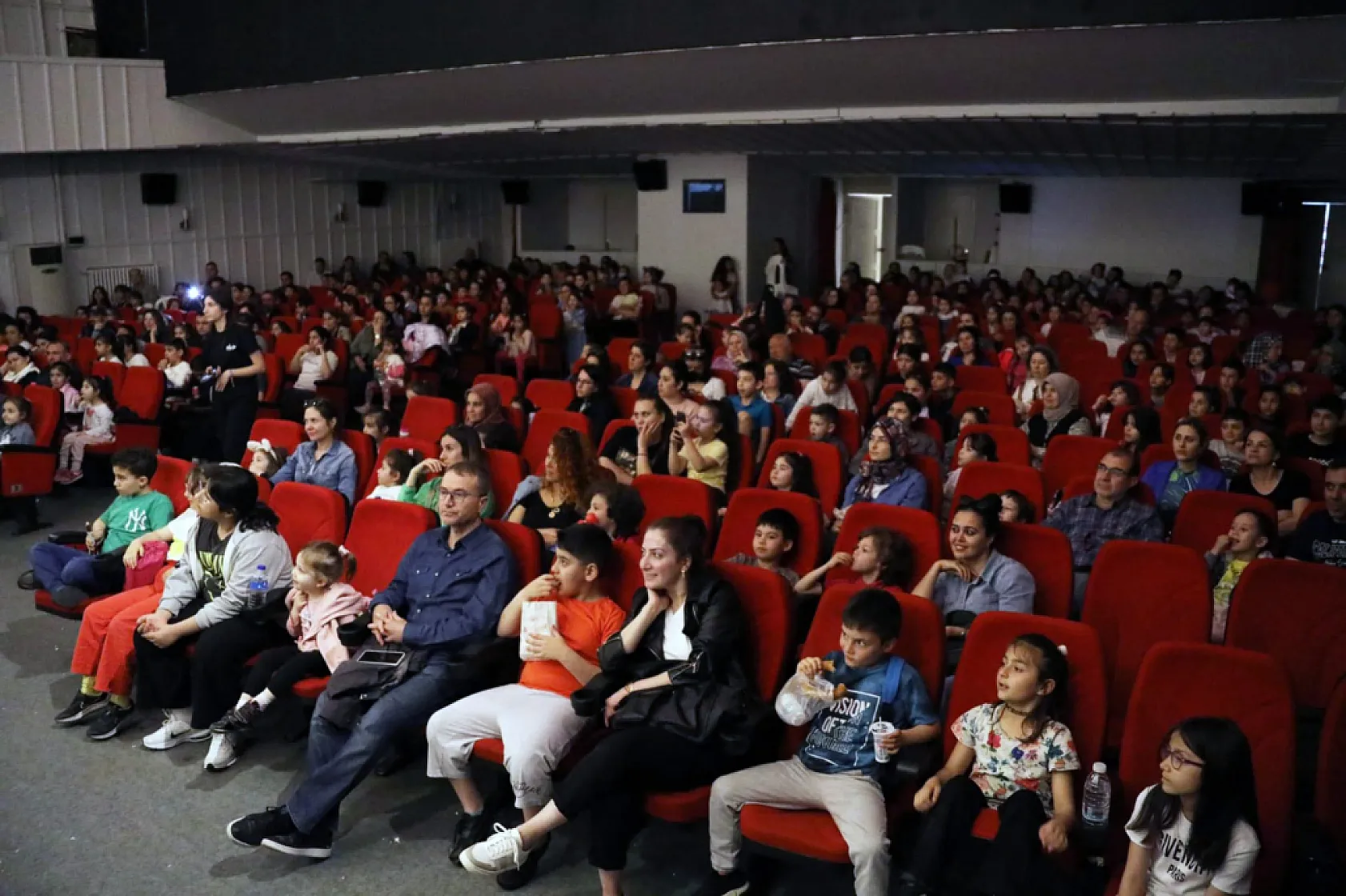 Menteşe Belediye tiyatrosu oyunlarını 30 bin kişi izledi